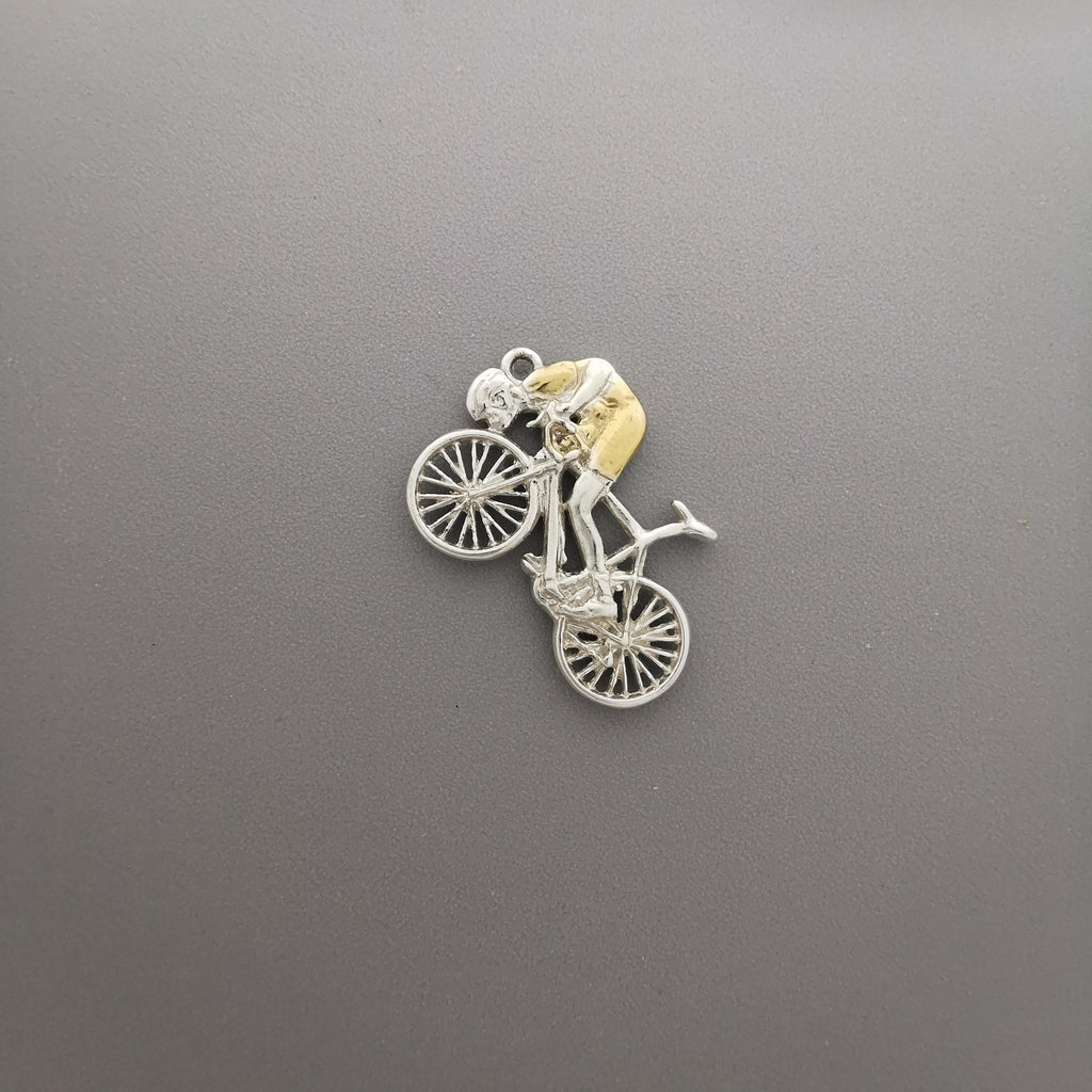 Колоездач – Мъжки спортен медальон от сребро 925 с частично позлатено покритие – Ръчно изработено бижу за шосейно колоездене – Символ на любов и страст към спорта – SSJ