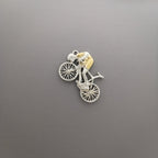 Колоездач – Мъжки спортен медальон от сребро 925 с частично позлатено покритие – Ръчно изработено бижу за шосейно колоездене – Символ на любов и страст към спорта – SSJ
