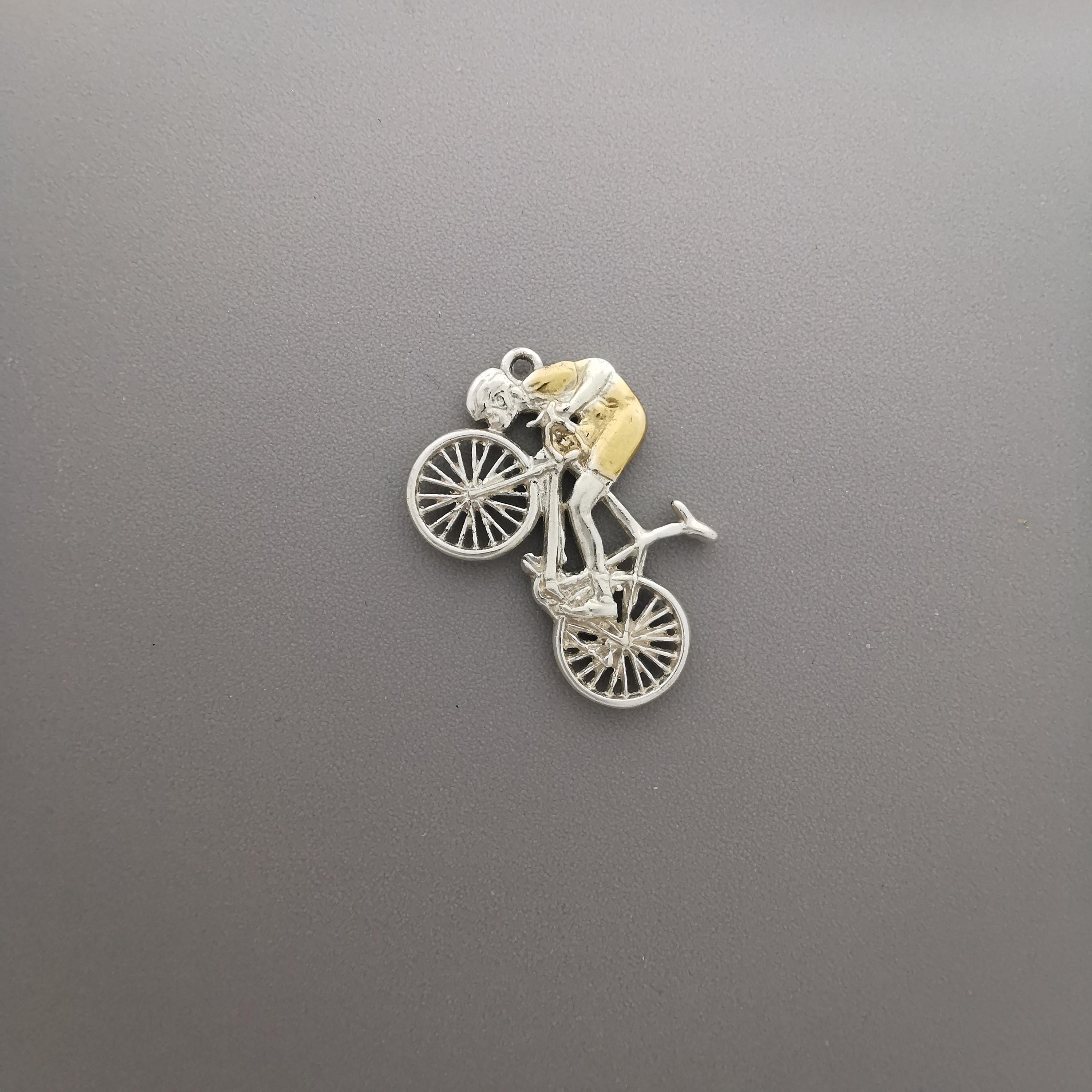 Колоездач – Мъжки спортен медальон от сребро 925 с частично позлатено покритие – Ръчно изработено бижу за шосейно колоездене – Символ на любов и страст към спорта – SSJ