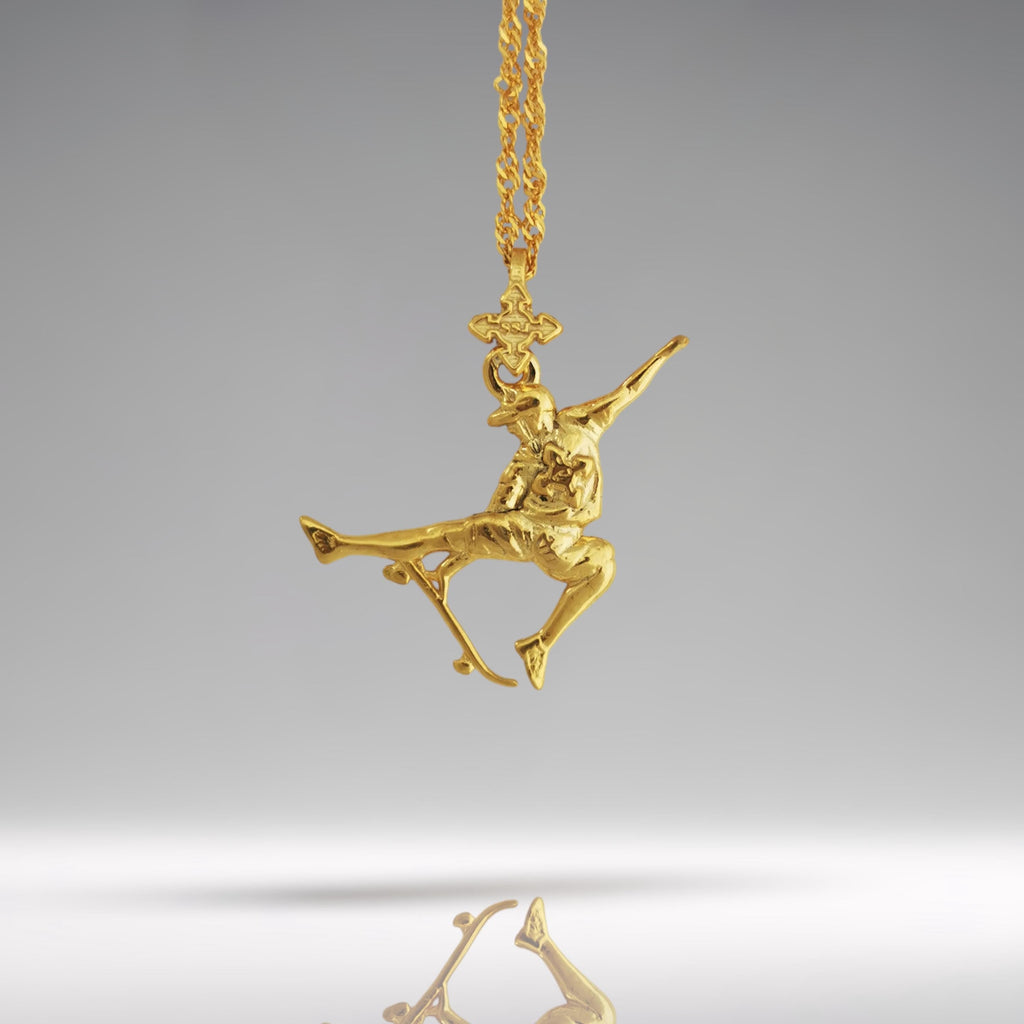 Скейтбордист – Мъжки спортен медальон от сребро 925 с позлатено покритие – Ръчно изработено спортно бижу – Идеален подарък за мъж, фен на скейтборда – SSJ