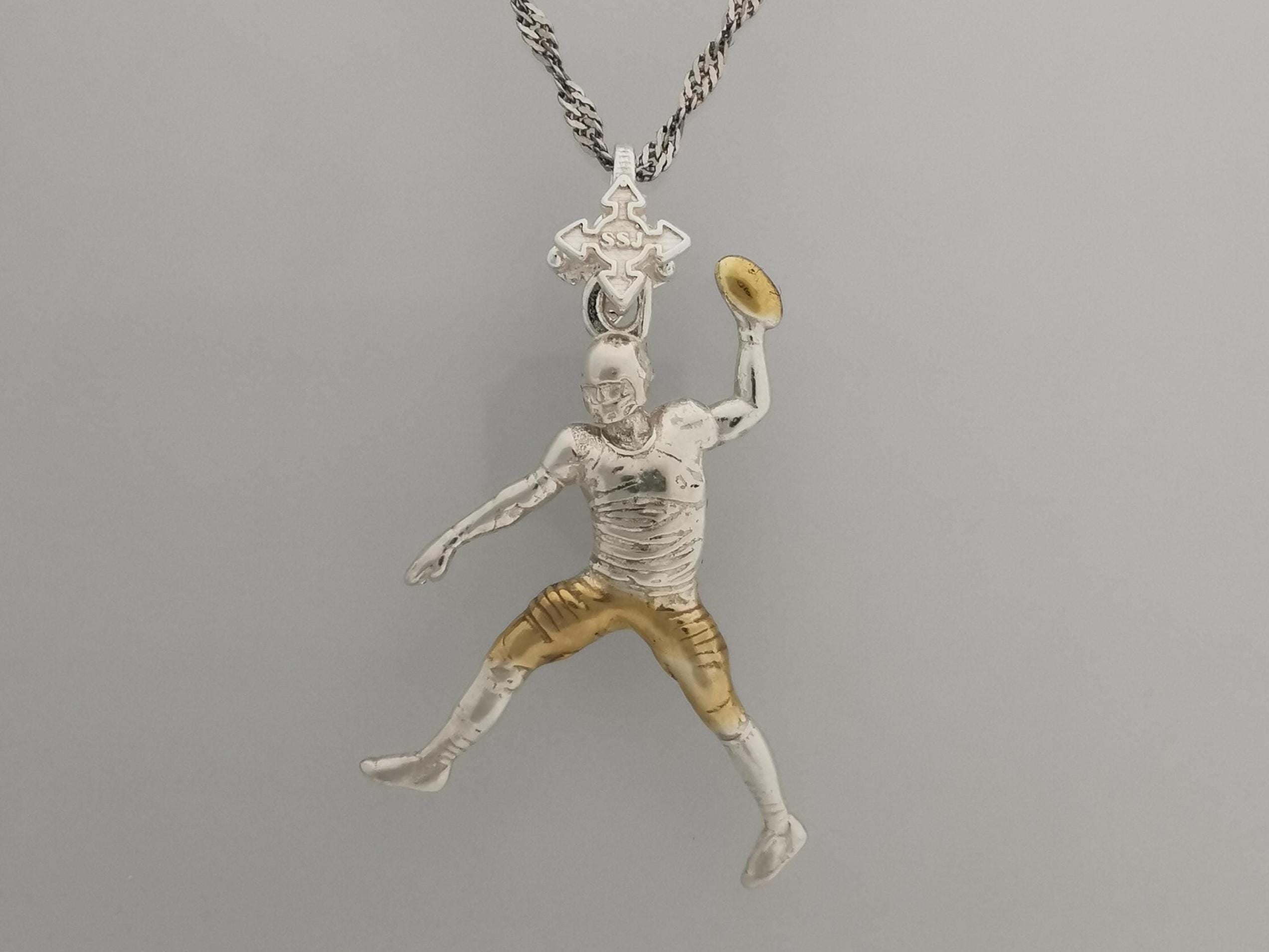 Американски футбол – Мъжки спортен медальон от сребро 925 с частично позлатено покритие – Ръчно изработено бижу талисман за спортисти и фенове – Идеален подарък за играч, треньор или почитател – SSJ