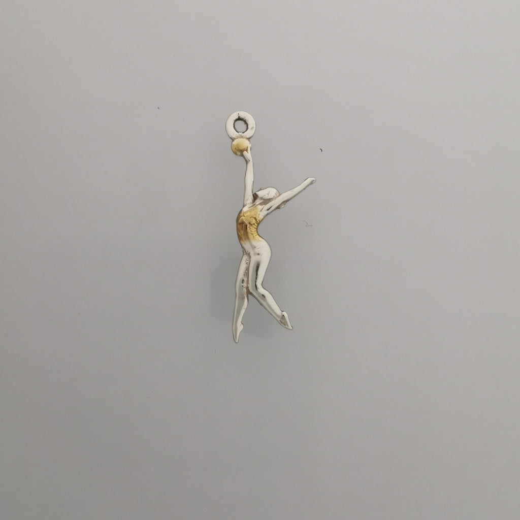 Художествена гимнастика (съчетание с топка) – Дамски спортен медальон от сребро 925 с частично позлатено покритие – Ръчно изработено спортно бижу – Идеален подарък за жена, фенка на художествената гимнастика – SSJ