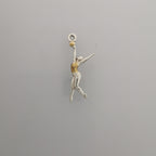 Художествена гимнастика (съчетание с топка) – Дамски спортен медальон от сребро 925 с частично позлатено покритие – Ръчно изработено спортно бижу – Идеален подарък за жена, фенка на художествената гимнастика – SSJ