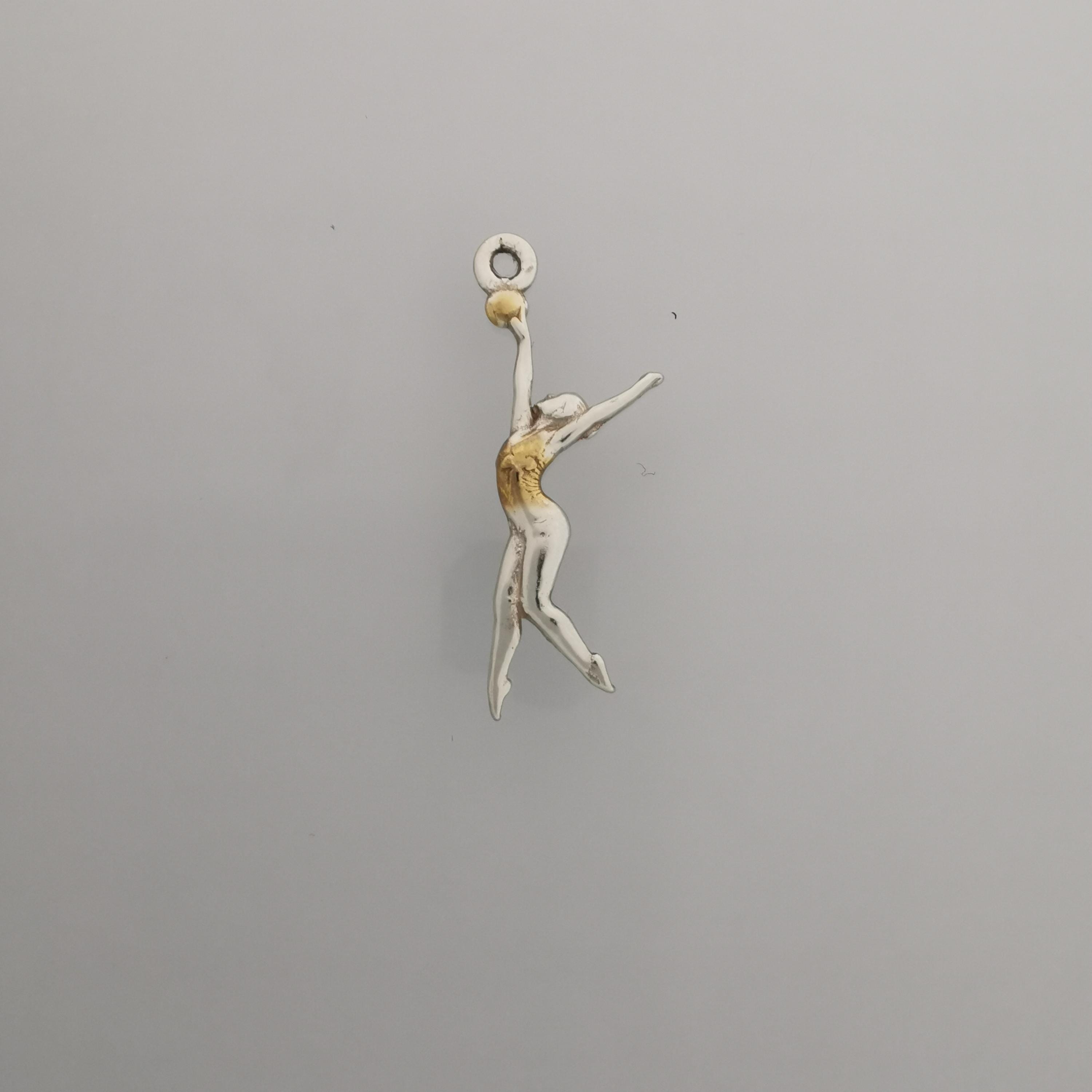 Художествена гимнастика (съчетание с топка) – Дамски спортен медальон от сребро 925 с частично позлатено покритие – Ръчно изработено спортно бижу – Идеален подарък за жена, фенка на художествената гимнастика – SSJ