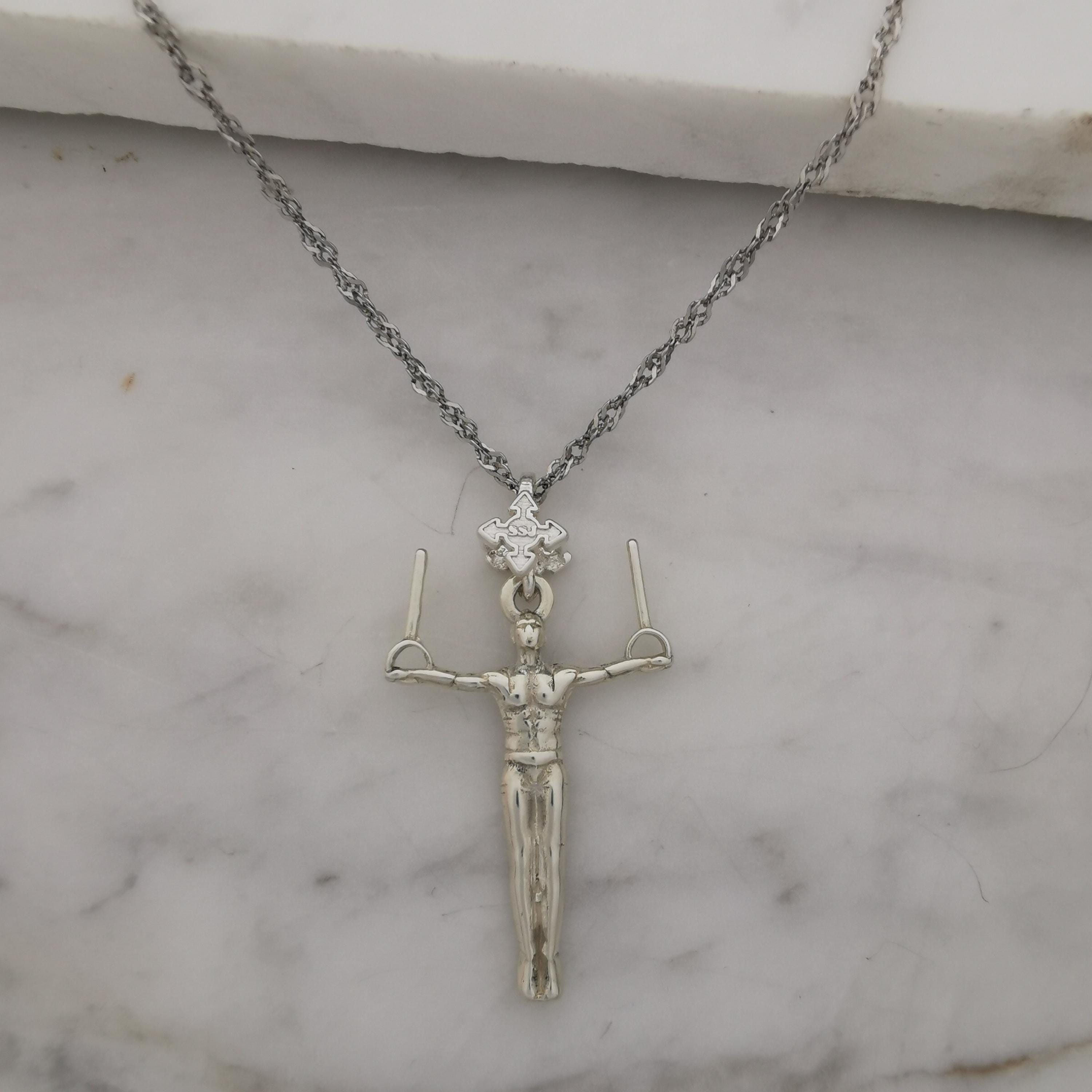 Мъжки спортен медальон от сребро 925 – Талисман за гимнастици и спортисти – Ръчно изработено бижу в класическо полирано покритие – Идеален подарък за спортист, треньор или фен – SSJ