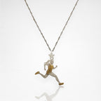 Атлетка – Женски спортен медальон за бегачки, спринтьорки и маратонки от сребро 925 с частично позлатено покритие – Ръчно изработено бижу талисман за лекоатлетки – SSJ