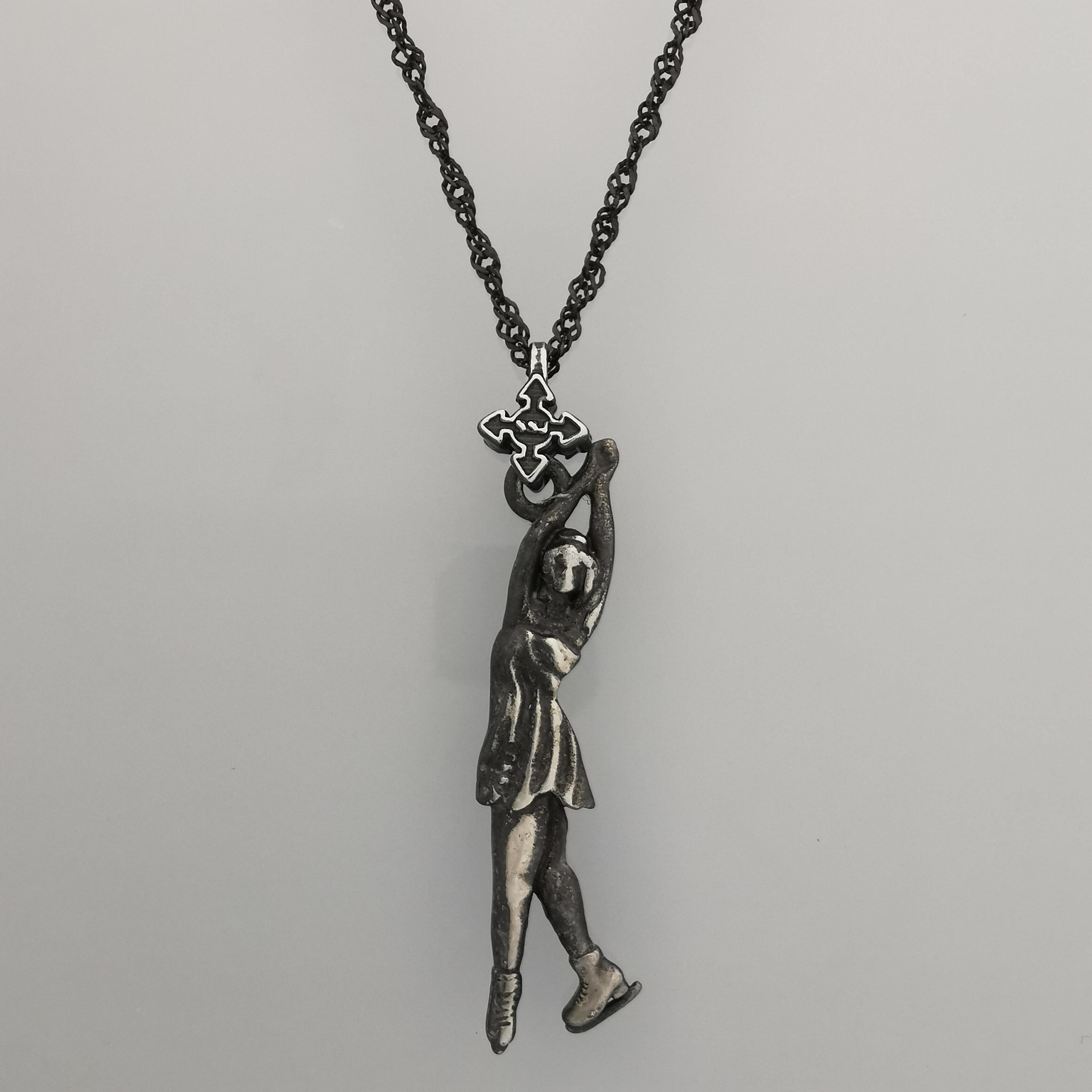 Фигурно пързаляне – Дамски спортен медальон от сребро 925 с винтидж покритие – Ръчно изработено спортно бижу – Идеален подарък за жена, фенка на фигурното пързаляне – SSJ