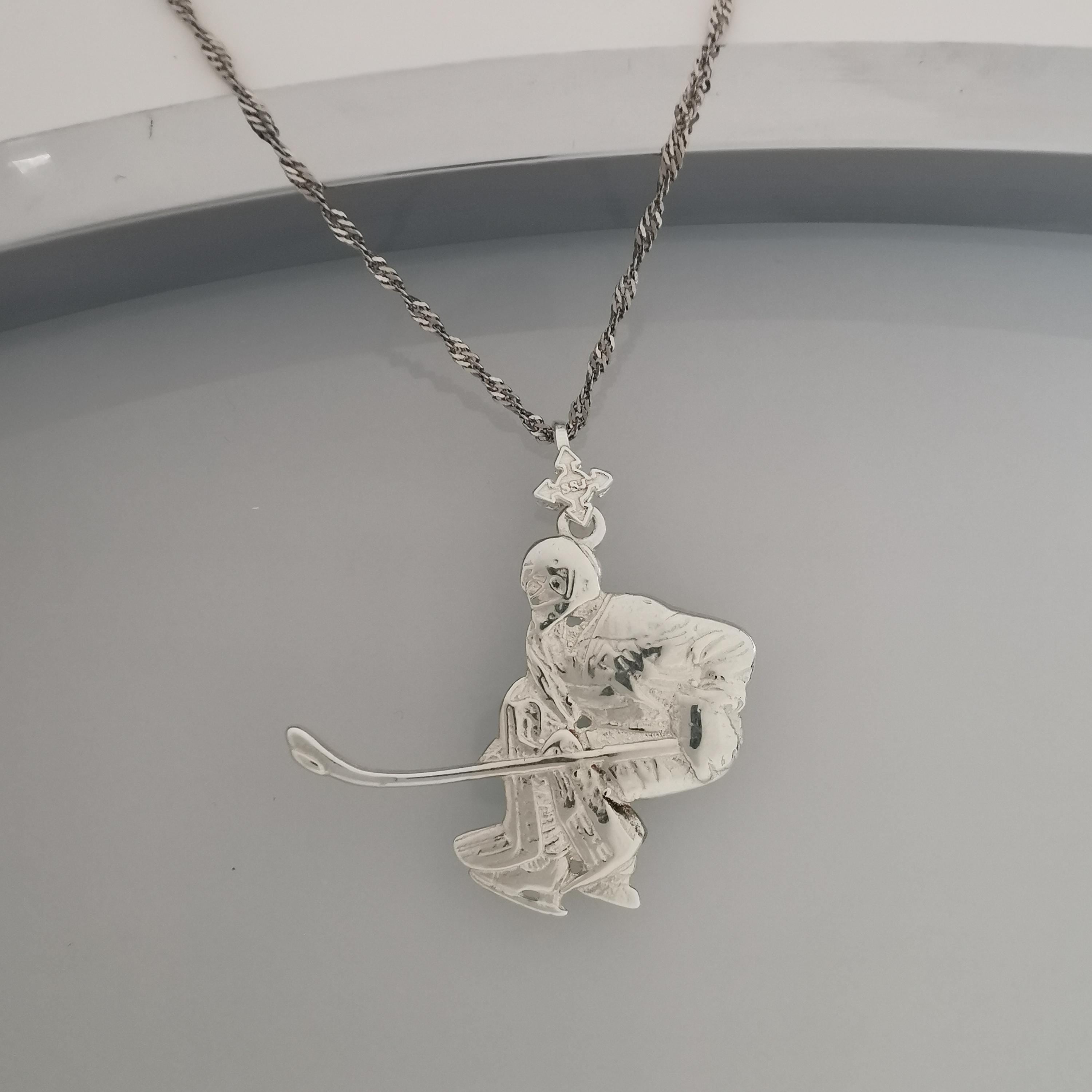 Хокеист (вратар) – Мъжки спортен медальон от сребро 925 с класическо покритие – Ръчно изработено спортно бижу – Идеален подарък за мъж, фен на хокея – SSJ