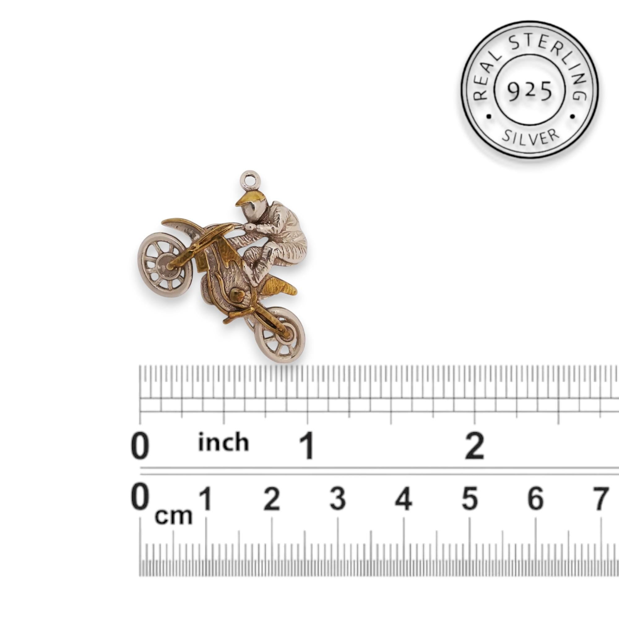 Мотокрос скок – Мъжки спортен медальон от сребро 925 с частично позлатено покритие – Ръчно изработено спортно бижу – Идеален подарък за мъж, фен на мотокроса – SSJ