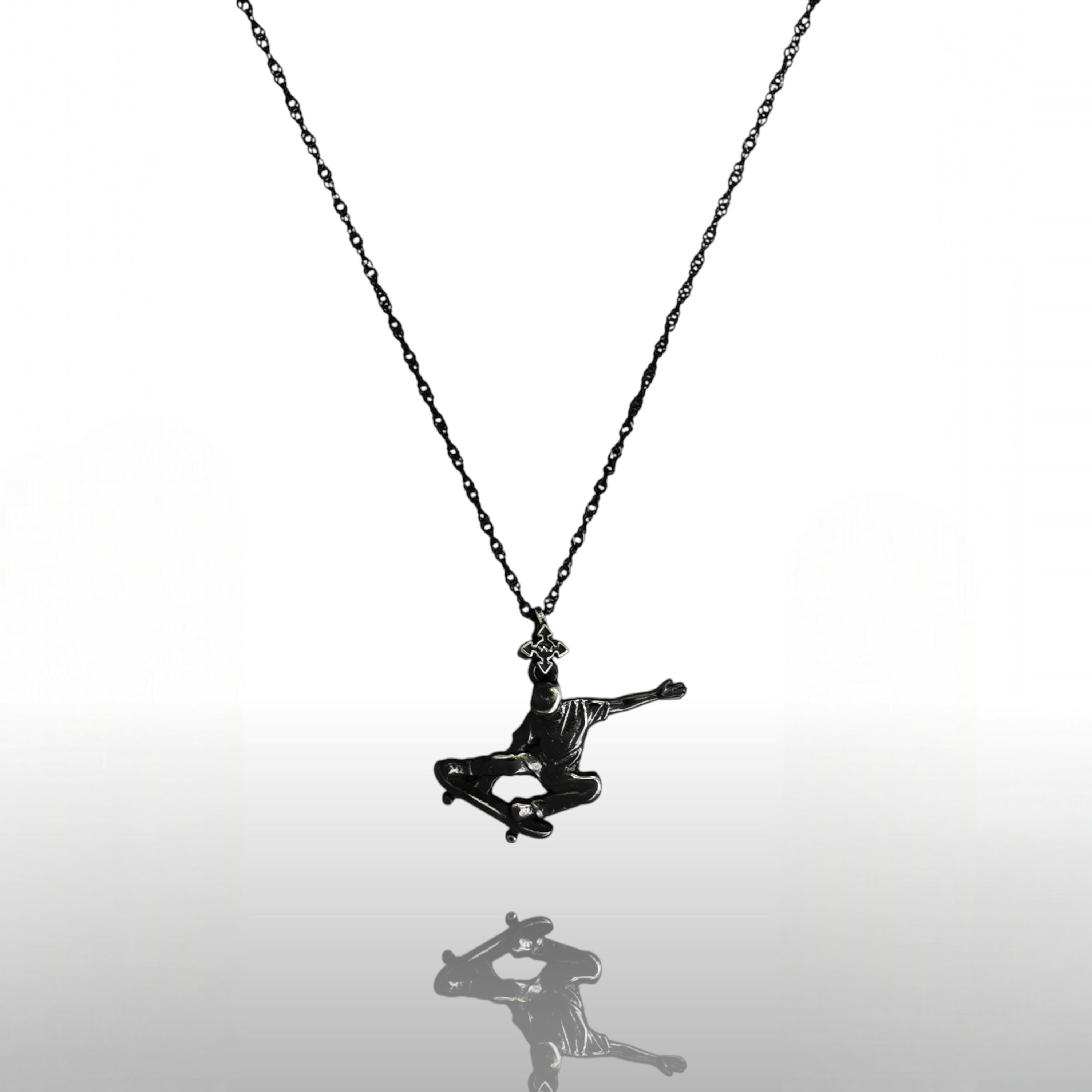 Скейтбордист (скок) – Мъжки спортен медальон от сребро 925 с винтидж покритие – Ръчно изработено спортно бижу – Идеален подарък за мъж, фен на скейтборда – SSJ