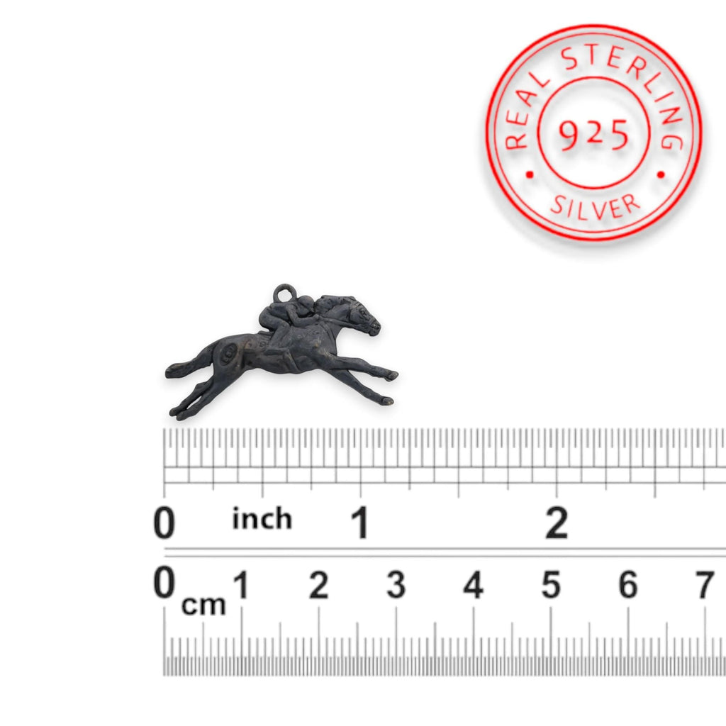 Конни надбягвания – Мъжки медальон „Жокей на състезателен кон“ – Оксидирано сребро 925 – Ръчно изработено спортно бижу/талисман за конен спорт – Идеален подарък за мъж – SSJ