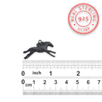 Конни надбягвания – Мъжки медальон „Жокей на състезателен кон“ – Оксидирано сребро 925 – Ръчно изработено спортно бижу/талисман за конен спорт – Идеален подарък за мъж – SSJ