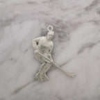 Хокеист – Мъжки спортен медальон от сребро 925 с класическо покритие – Ръчно изработено спортно бижу – Идеален подарък за мъж, фен на хокея – SSJ