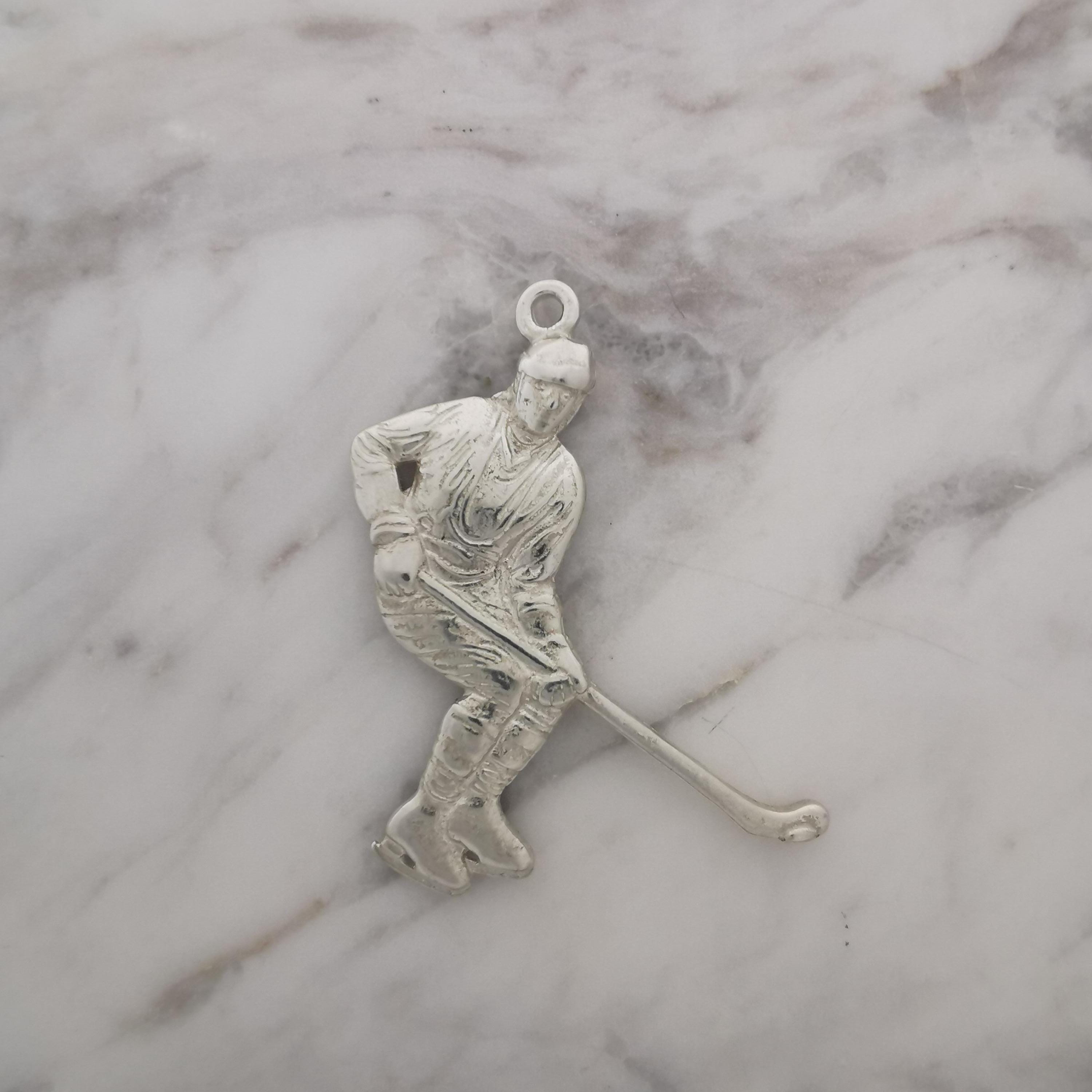 Хокеист – Мъжки спортен медальон от сребро 925 с класическо покритие – Ръчно изработено спортно бижу – Идеален подарък за мъж, фен на хокея – SSJ