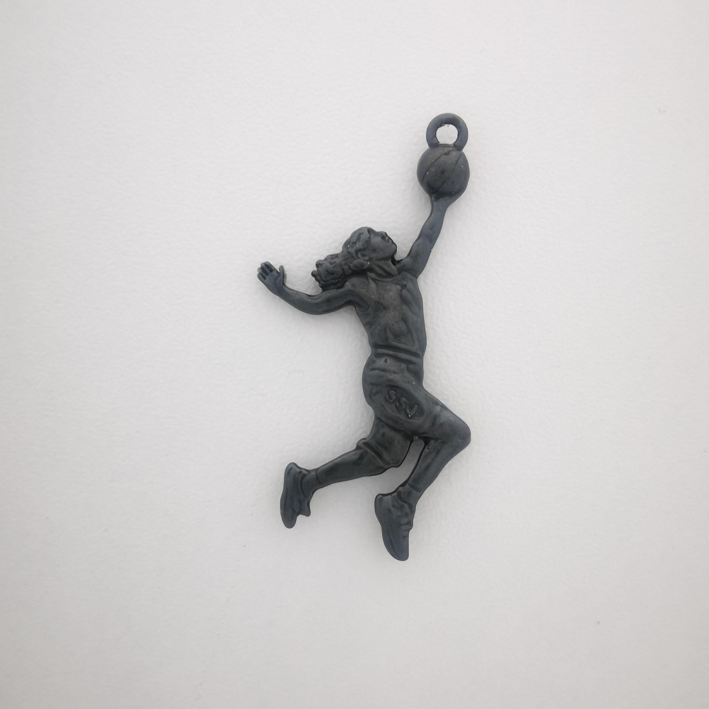 Баскетбол – Женски спортен медальон от сребро 925 с оксидирано покритие – Ръчно изработено бижу талисман за баскетболистки и фенки на спорта – Идеален подарък за спортист, треньор или почитател – SSJ