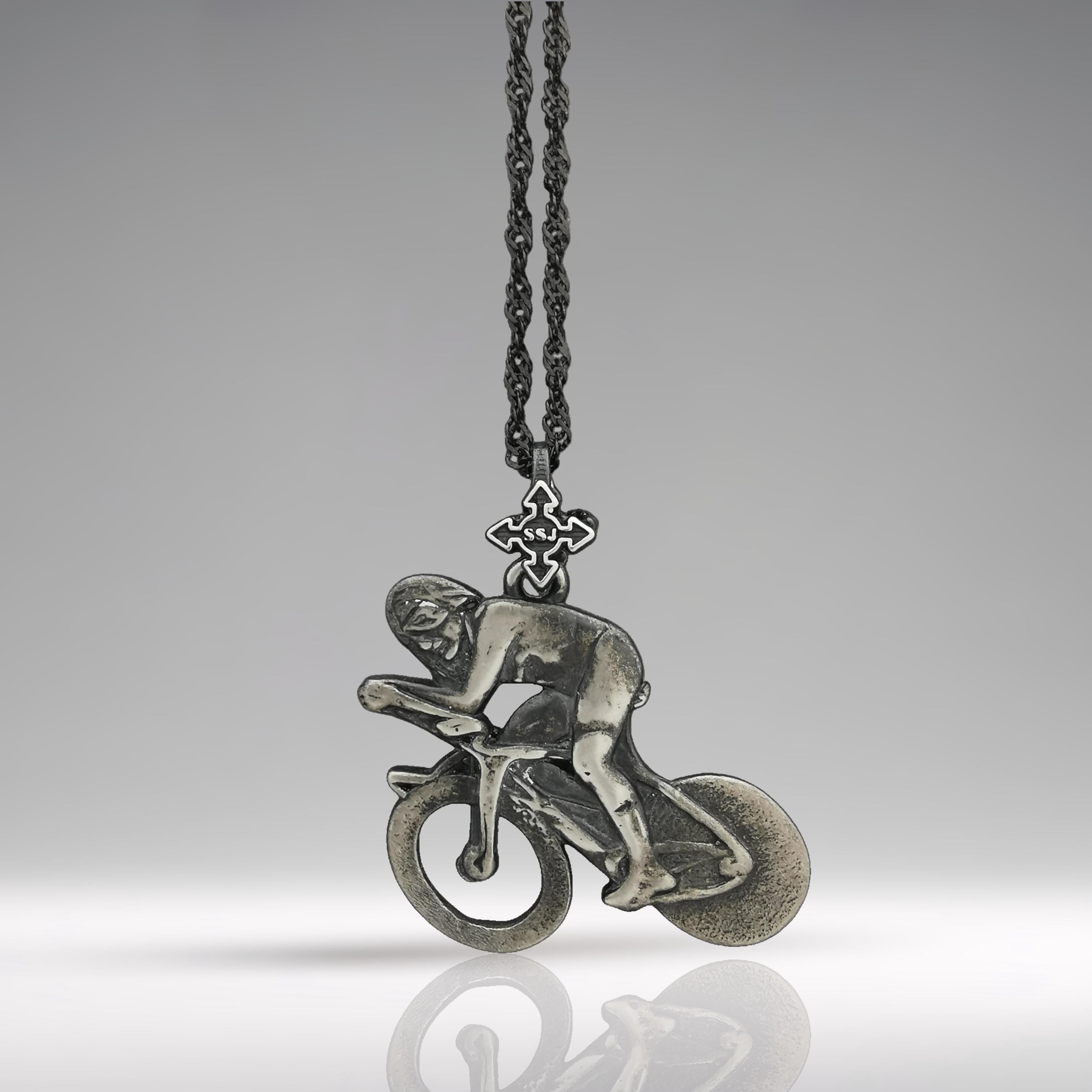 Колоездач – Велосипедист – Пистов състезател – Мъжки спортен медальон от сребро 925 с винтидж покритие – Ръчно изработено бижу за шосейно и пистово колоездене – SSJ