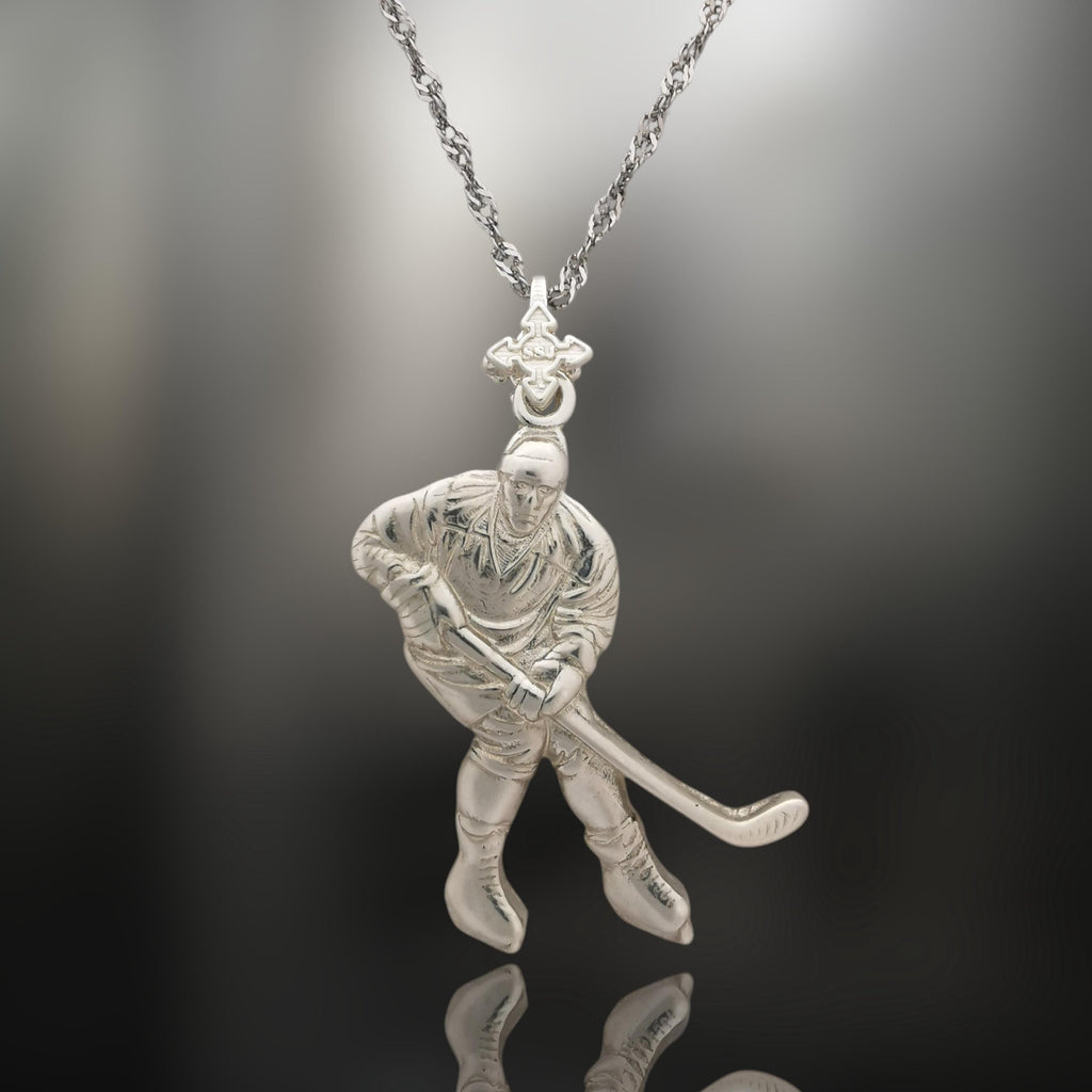 Хокеист (удар с шайба) – Мъжки спортен медальон от сребро 925 с класическо покритие – Ръчно изработено спортно бижу – Идеален подарък за мъж, фен на хокея – SSJ
