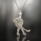 Хокеист (удар с шайба) – Мъжки спортен медальон от сребро 925 с класическо покритие – Ръчно изработено спортно бижу – Идеален подарък за мъж, фен на хокея – SSJ