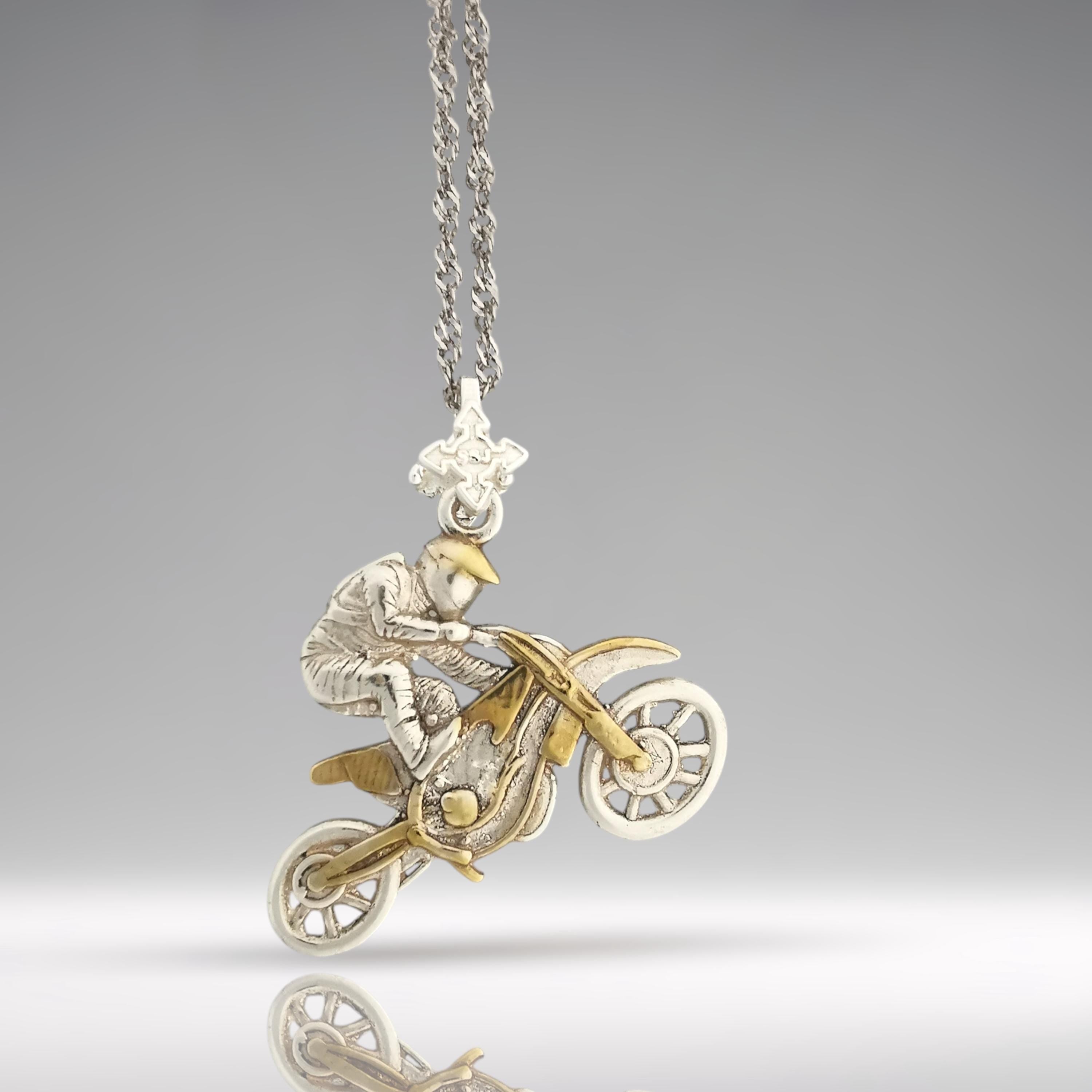 Мотокрос скок – Мъжки спортен медальон от сребро 925 с частично позлатено покритие – Ръчно изработено спортно бижу – Идеален подарък за мъж, фен на мотокроса – SSJ