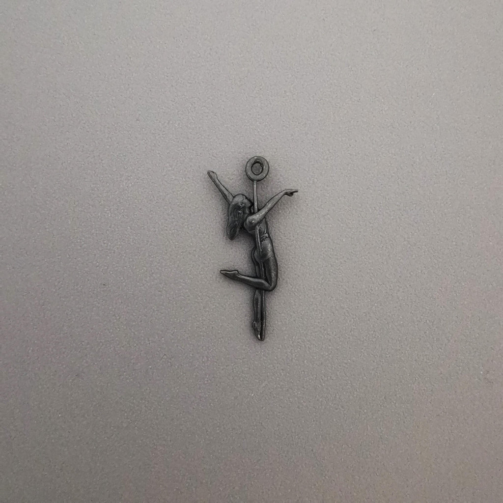 Pole Dance (Танци на пилон) – Дамски спортен медальон от сребро 925 с оксидирано покритие – Ръчно изработено спортно бижу – Идеален подарък за жена, фенка на гимнастиката – SSJ