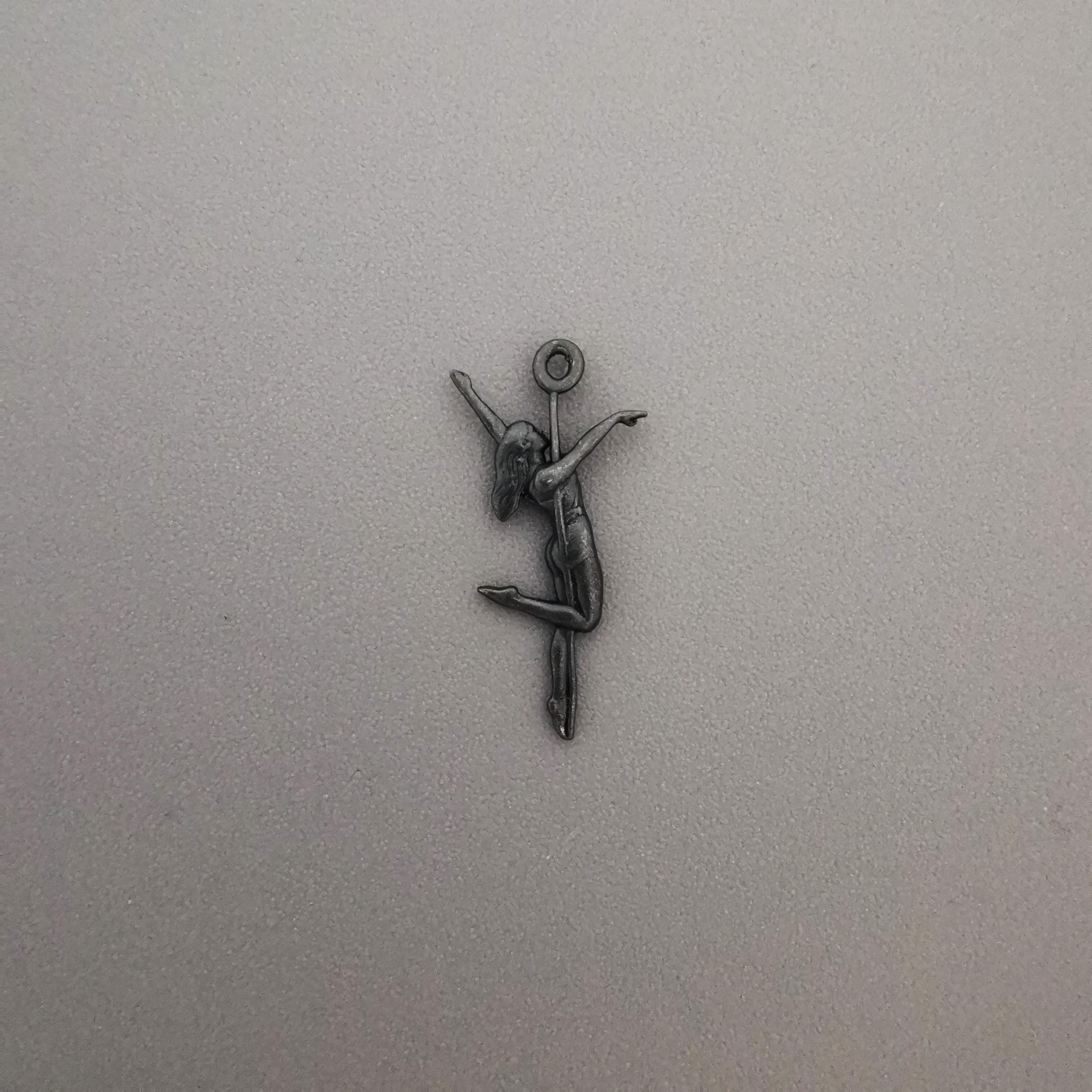 Pole Dance (Танци на пилон) – Дамски спортен медальон от сребро 925 с оксидирано покритие – Ръчно изработено спортно бижу – Идеален подарък за жена, фенка на гимнастиката – SSJ