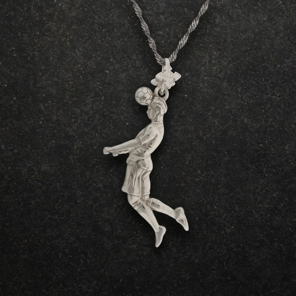 Футболист (удар с глава) – Мъжки спортен медальон от сребро 925 с класическо покритие – Ръчно изработено спортно бижу – Идеален подарък за мъж, фен на футбола – SSJ