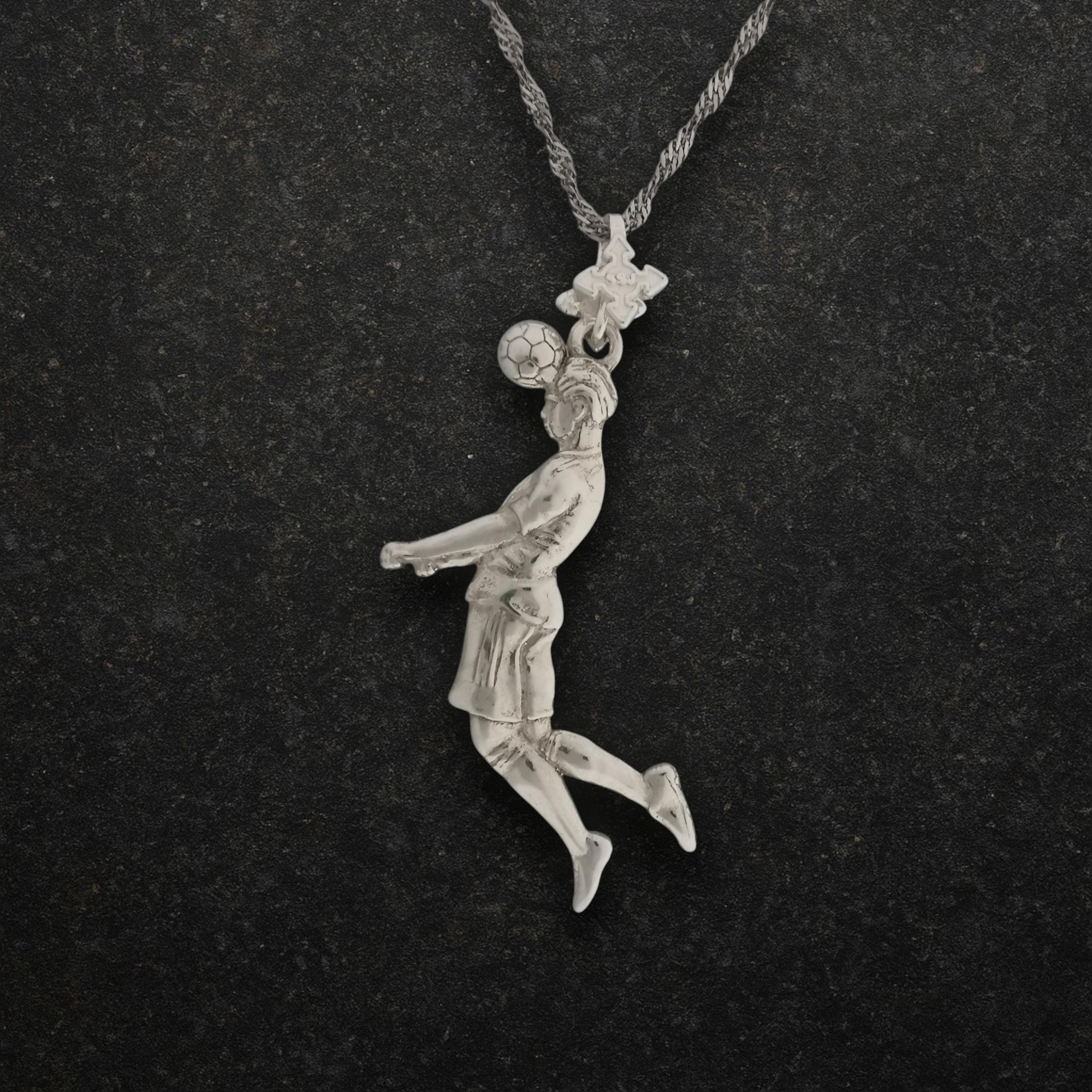 Футболист (удар с глава) – Мъжки спортен медальон от сребро 925 с класическо покритие – Ръчно изработено спортно бижу – Идеален подарък за мъж, фен на футбола – SSJ