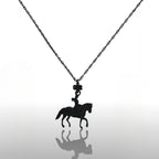 Конен спорт – Дамски медальон с фигура на ездачка – Оксидирано сребро 925 – Ръчно изработено спортно бижу/талисман конна езда – Идеален подарък за жена – SSJ