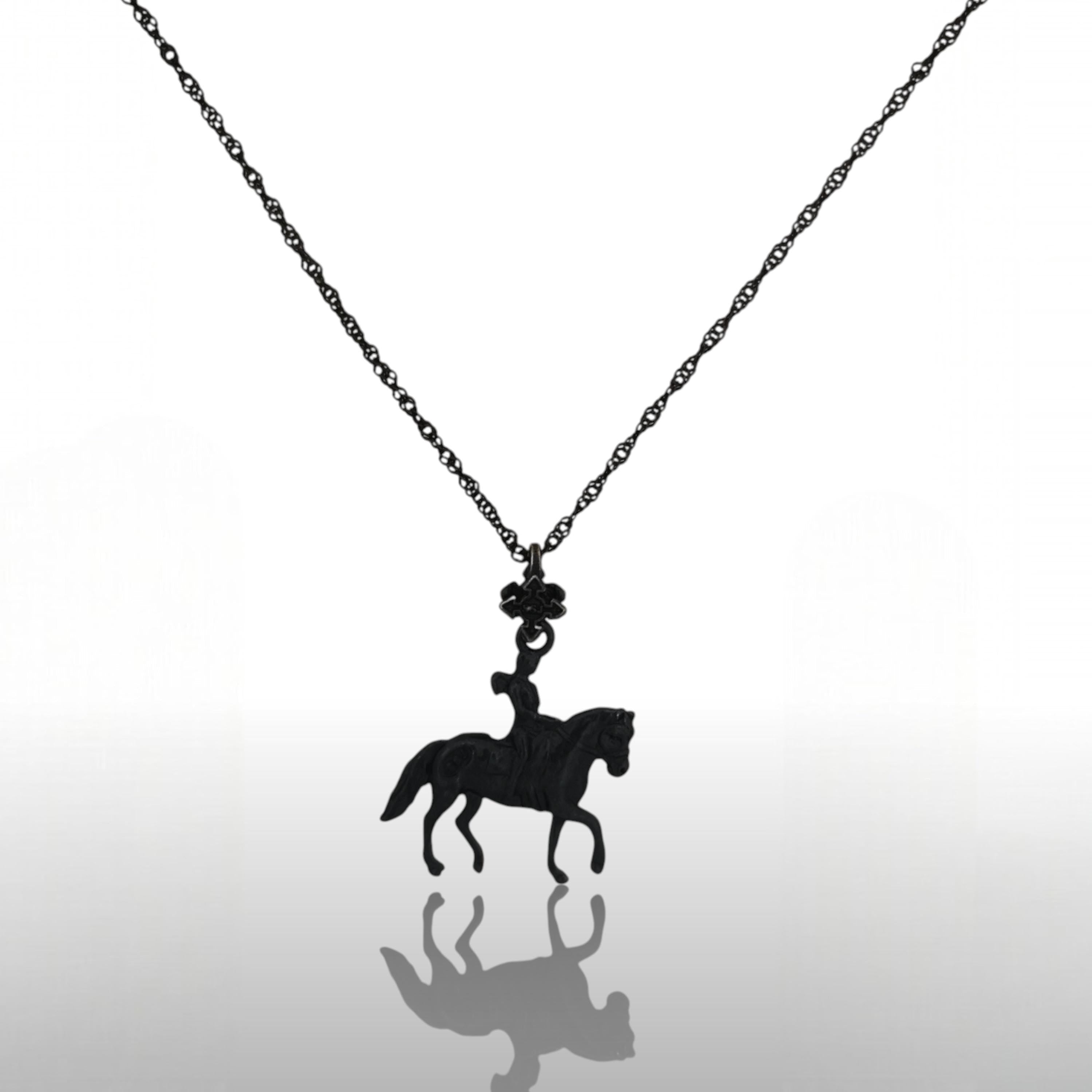 Конен спорт – Дамски медальон с фигура на ездачка – Оксидирано сребро 925 – Ръчно изработено спортно бижу/талисман конна езда – Идеален подарък за жена – SSJ