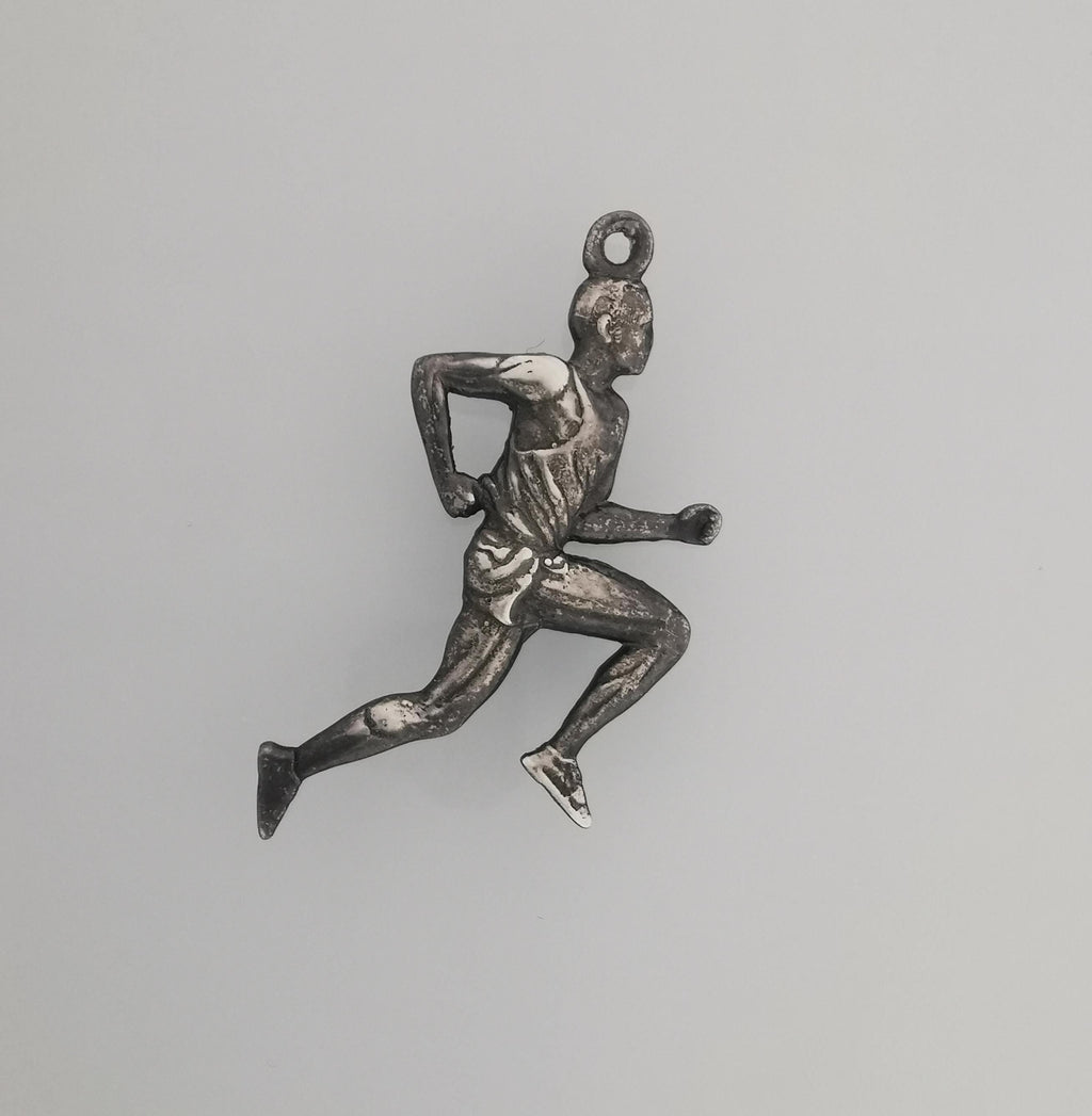 Атлет – Мъжки спортен медальон за бегачи, спринтьори и маратонци от сребро 925 с винтидж покритие – Ръчно изработено бижу талисман за лекоатлети – SSJ