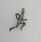 Атлет – Мъжки спортен медальон за бегачи, спринтьори и маратонци от сребро 925 с винтидж покритие – Ръчно изработено бижу талисман за лекоатлети – SSJ