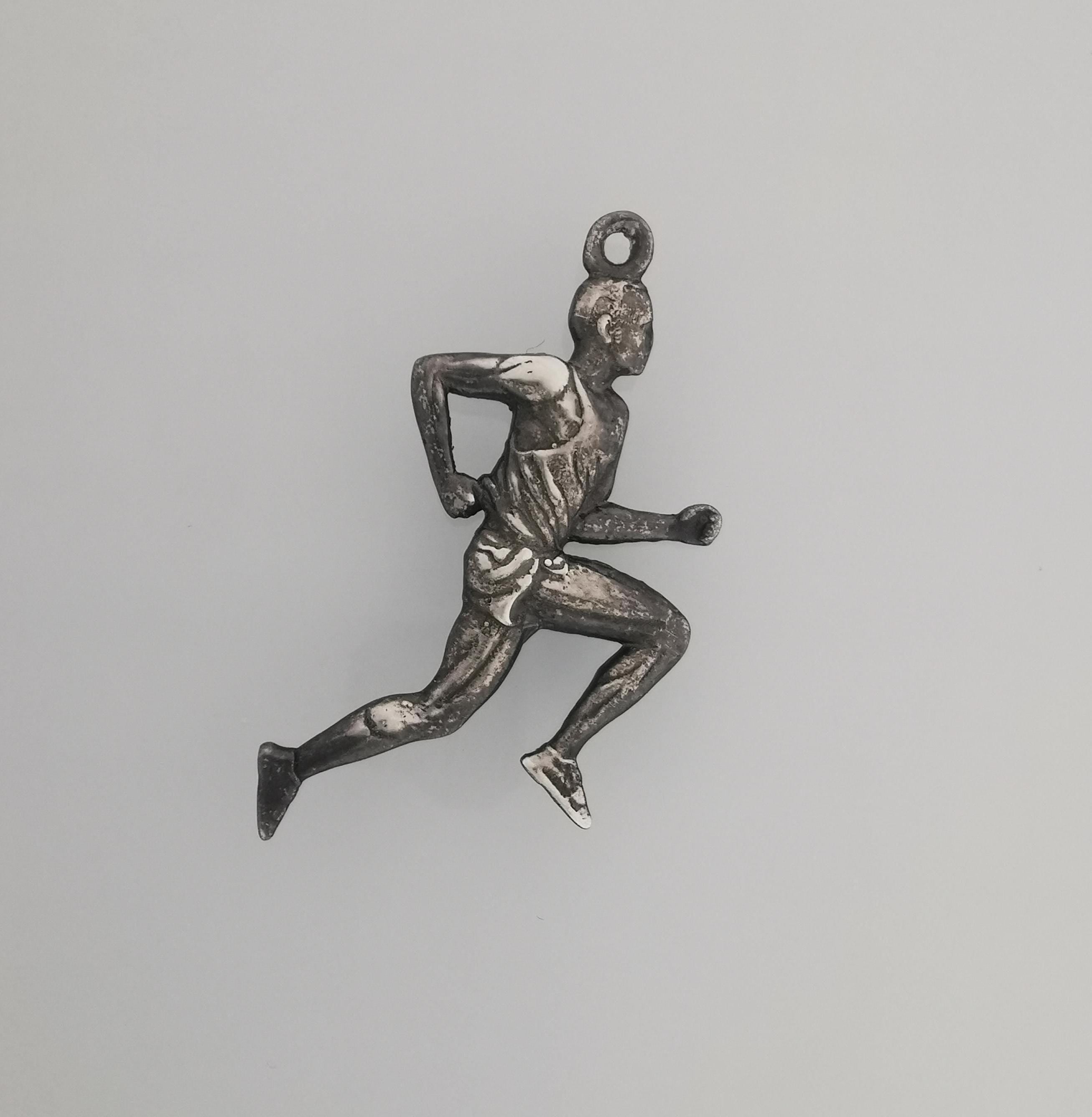 Атлет – Мъжки спортен медальон за бегачи, спринтьори и маратонци от сребро 925 с винтидж покритие – Ръчно изработено бижу талисман за лекоатлети – SSJ