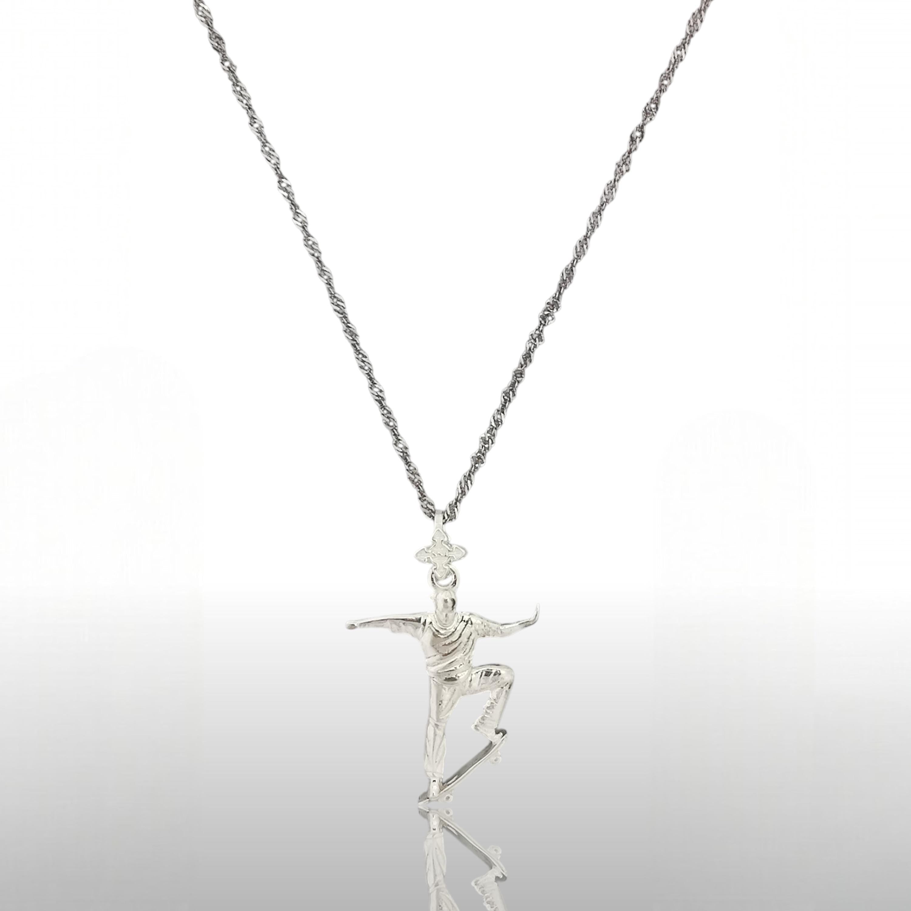 Скейтбордист – Мъжки спортен медальон от сребро 925 в класическо сребро – Ръчно изработено спортно бижу – Идеален подарък за мъж, фен на скейтборда – SSJ