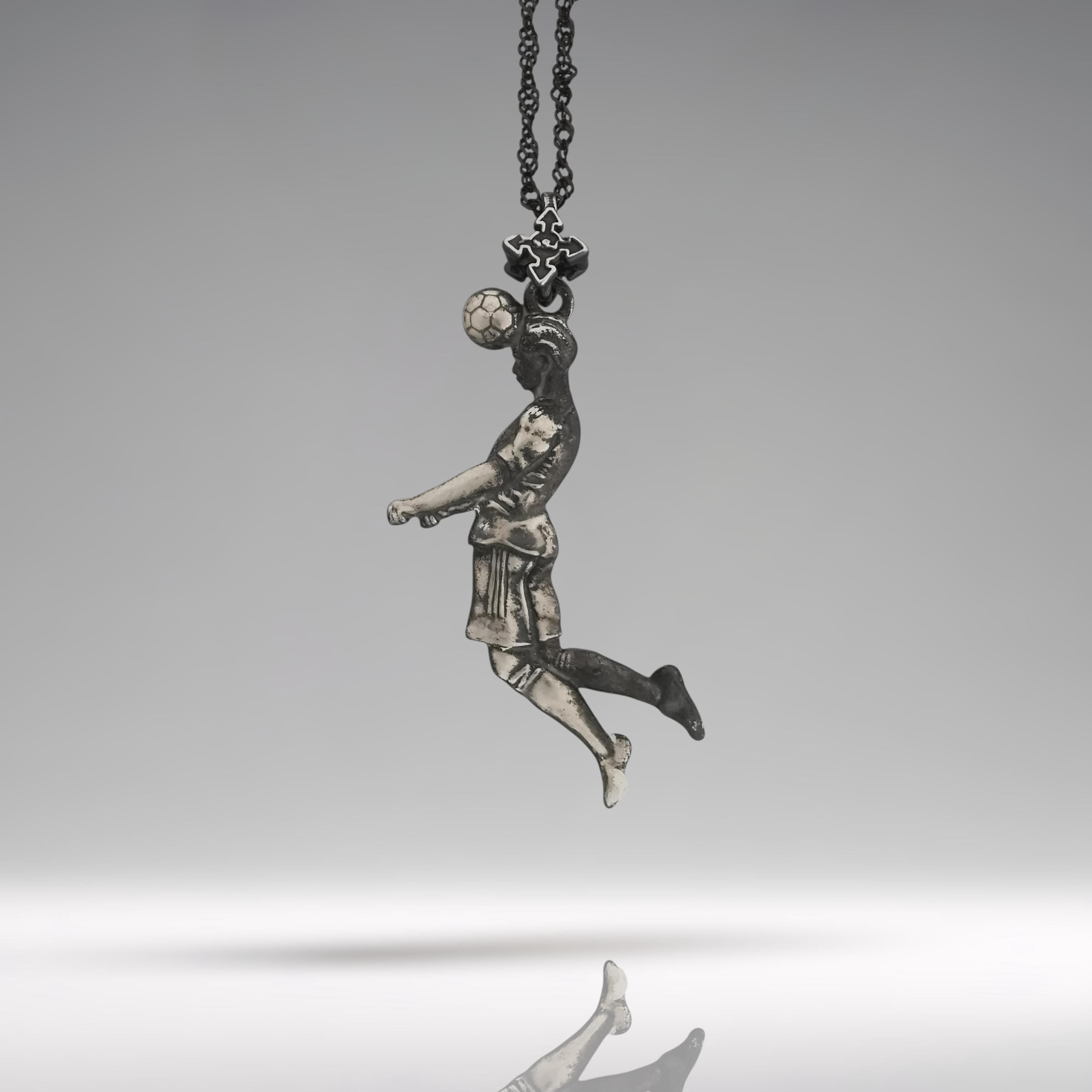 Футболист (удар с глава) – Мъжки спортен медальон от сребро 925 с винтидж покритие – Ръчно изработено спортно бижу – Идеален подарък за мъж, фен на футбола – SSJ