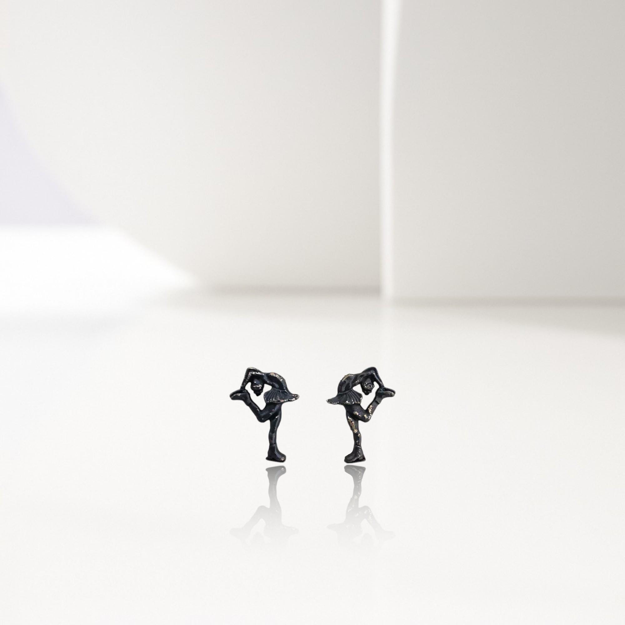 Фигурно пързаляне (Биелманов пирует) – Дамски сребърни обеци с оксидирано покритие – Ръчно изработени спортни бижута – Идеален подарък за жена, фенка на фигурното пързаляне – SSJ