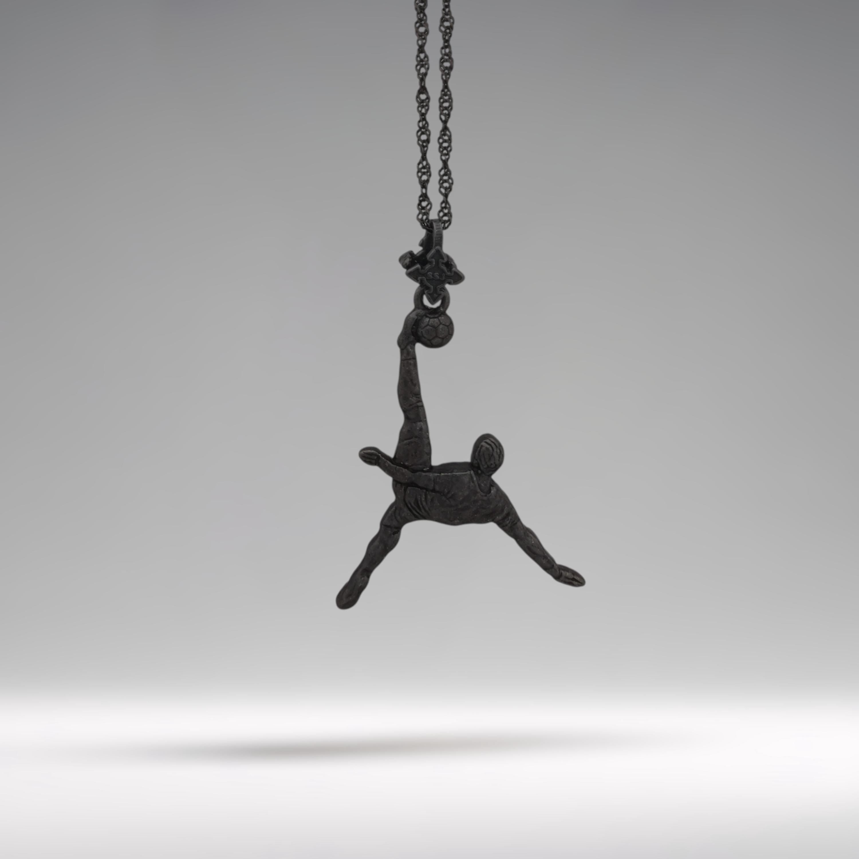 Футболист (задна ножица) – Мъжки спортен медальон от сребро 925 с оксидирано покритие – Ръчно изработено спортно бижу – Идеален подарък за мъж, фен на футбола – SSJ