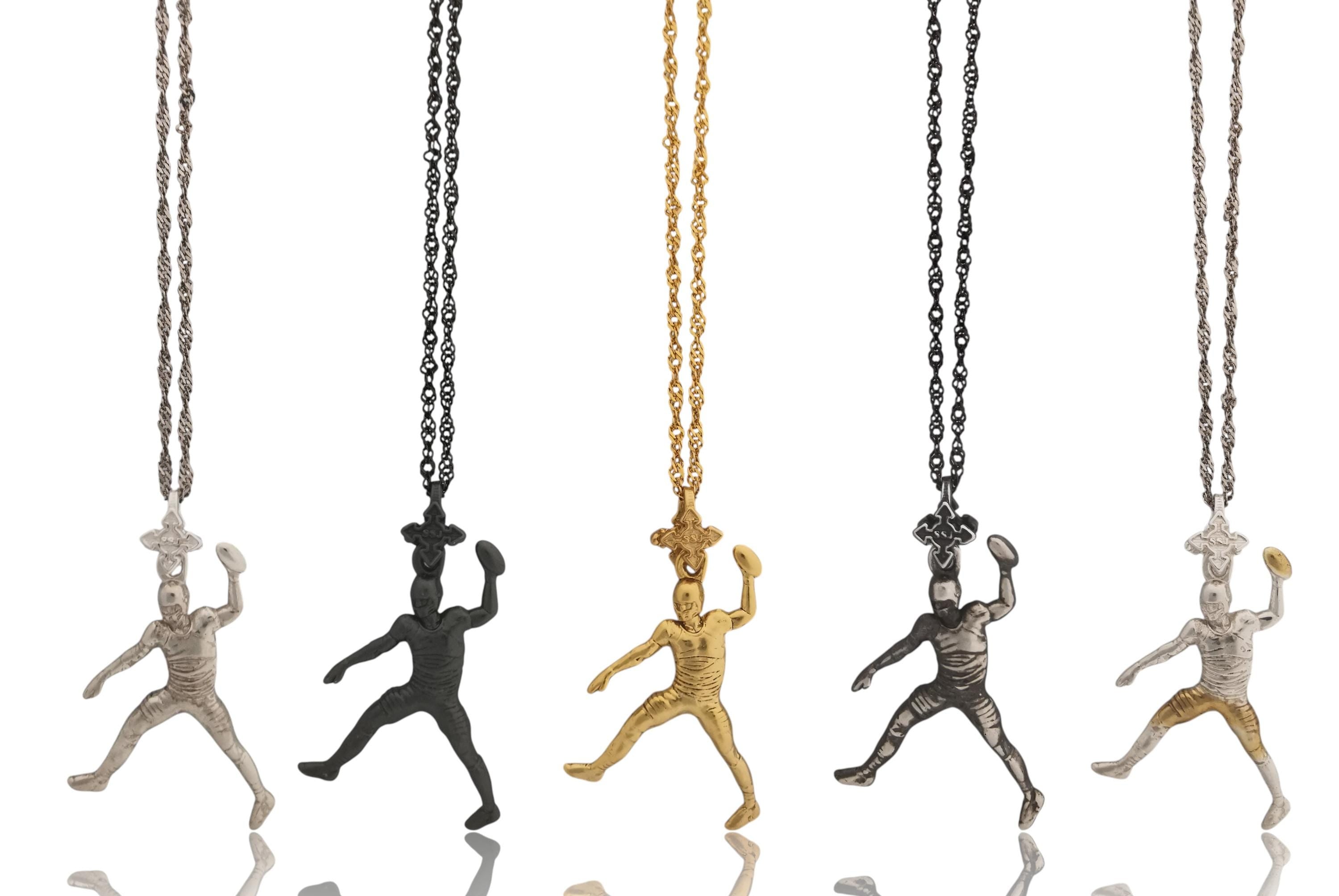 Американски футбол – Мъжки спортен медальон от сребро 925 с класическо полирано покритие – Ръчно изработено бижу талисман за спортисти и фенове – Идеален подарък за играч, треньор или почитател – SSJ