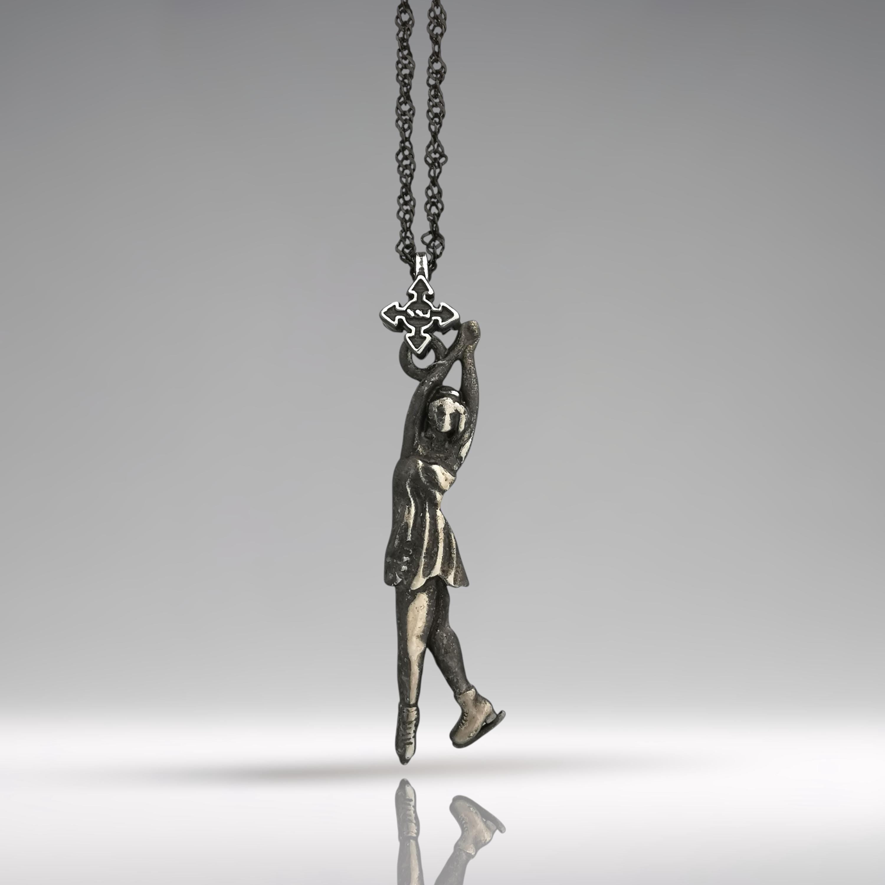 Фигурно пързаляне – Дамски спортен медальон от сребро 925 с винтидж покритие – Ръчно изработено спортно бижу – Идеален подарък за жена, фенка на фигурното пързаляне – SSJ