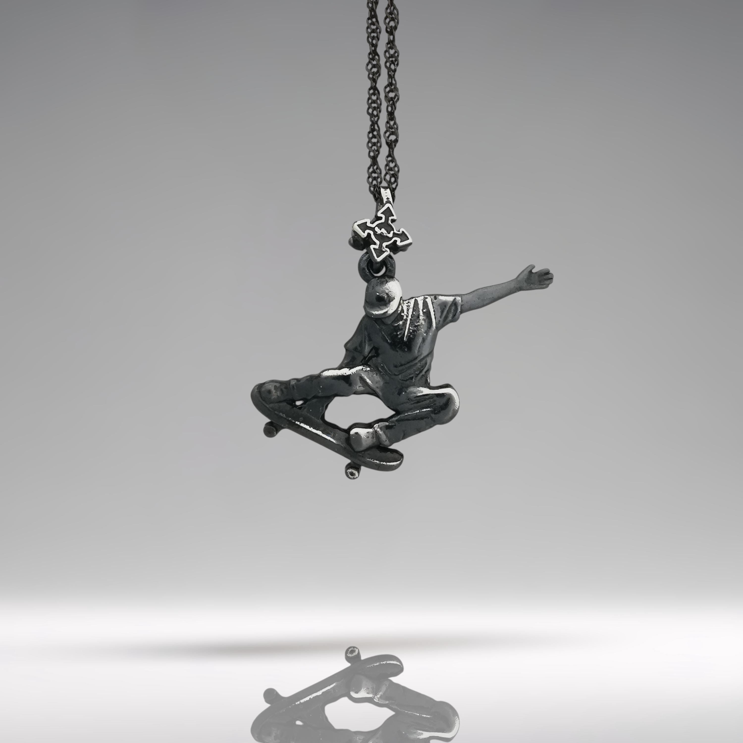 Skateboard Jewelry Pendant for Men – Vintage Style 925 Silver Gift – Sports Accessory for Skaters and Streetwear Fans – Necklace