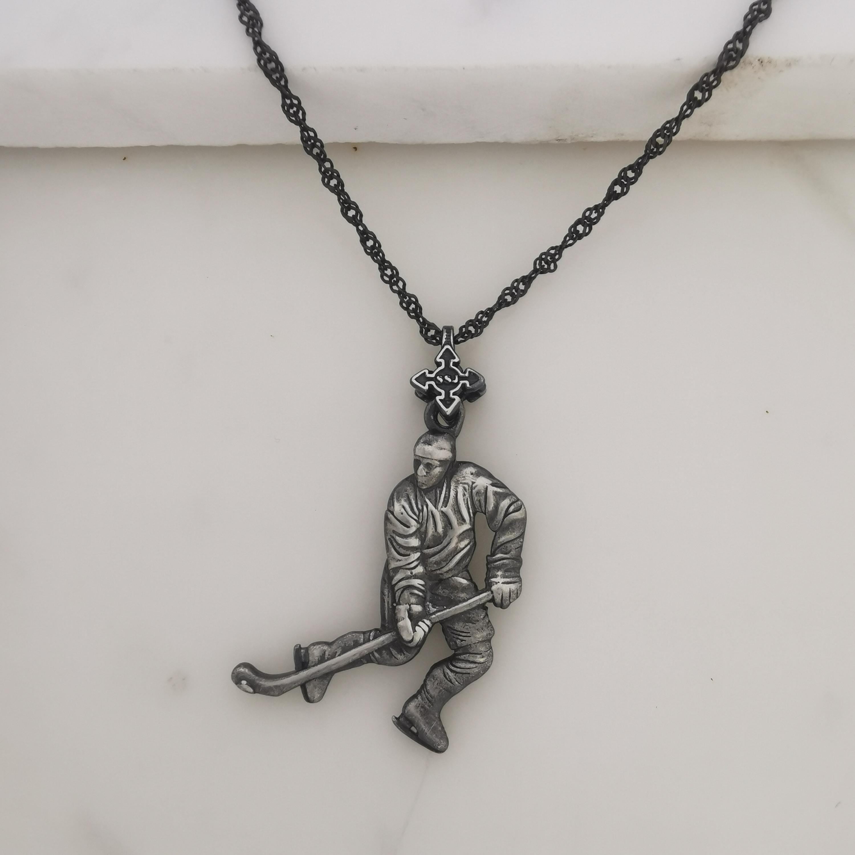 Хокеист (водене на шайба) – Мъжки спортен медальон от сребро 925 с винтидж покритие – Ръчно изработено спортно бижу – Идеален подарък за мъж, фен на хокея – SSJ