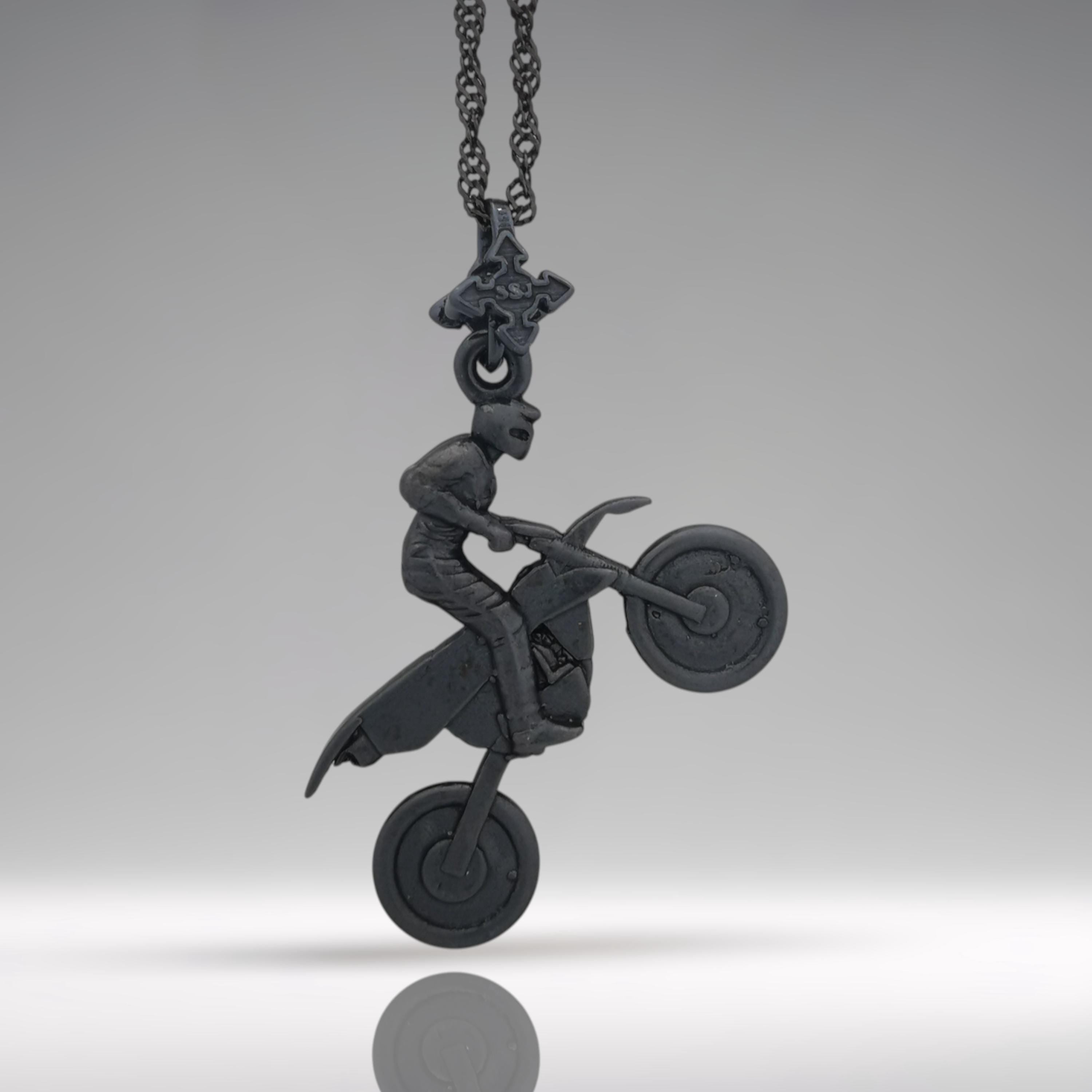 Мотокрос – Мъжки спортен медальон от сребро 925 с оксидирано покритие – Ръчно изработено спортно бижу – Идеален подарък за мъж, фен на мотокроса – SSJ