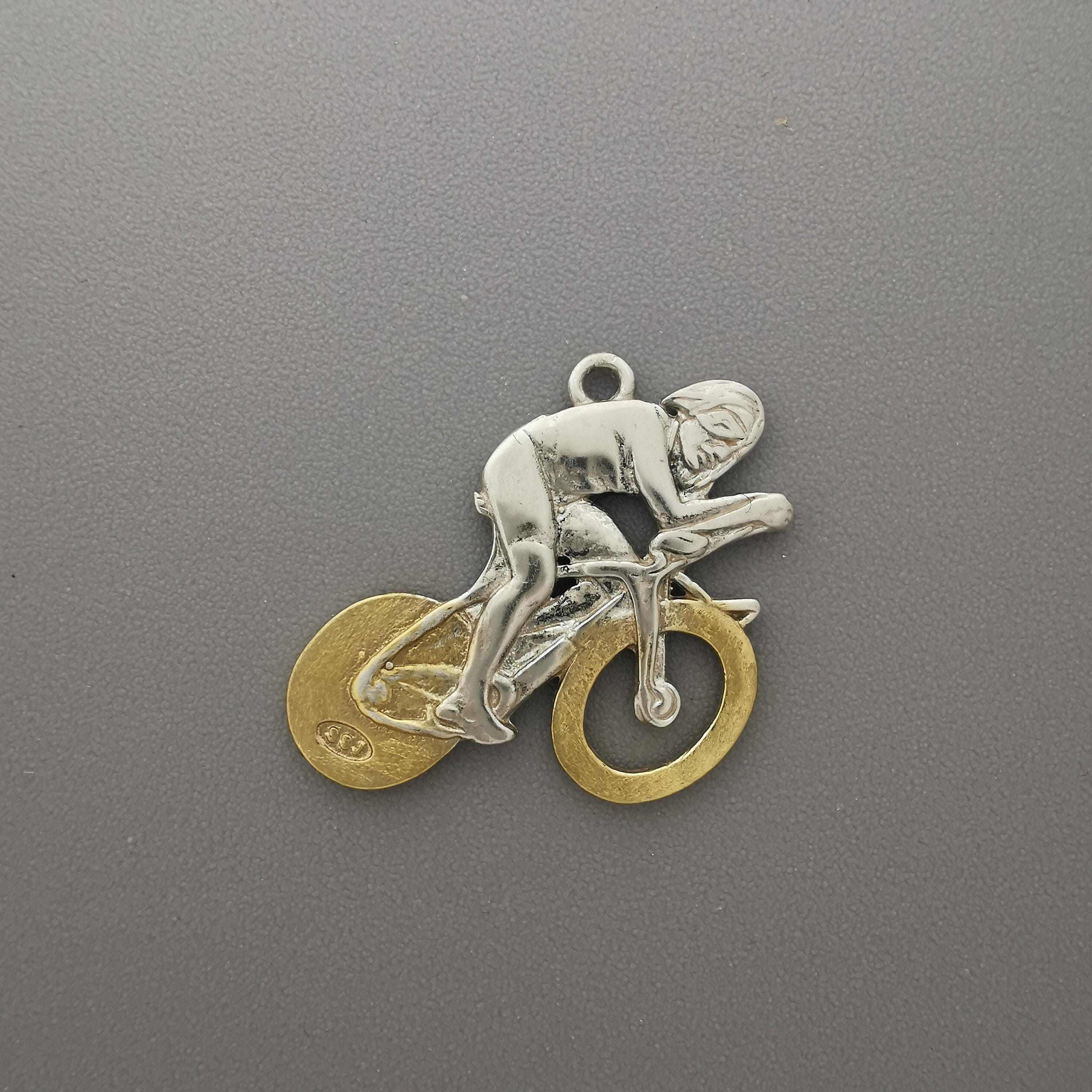 Колоездач – Велосипедист – Пистов състезател – Мъжки спортен медальон от сребро 925 с частично позлатено покритие – Ръчно изработено бижу за шосейно и пистово колоездене – SSJ
