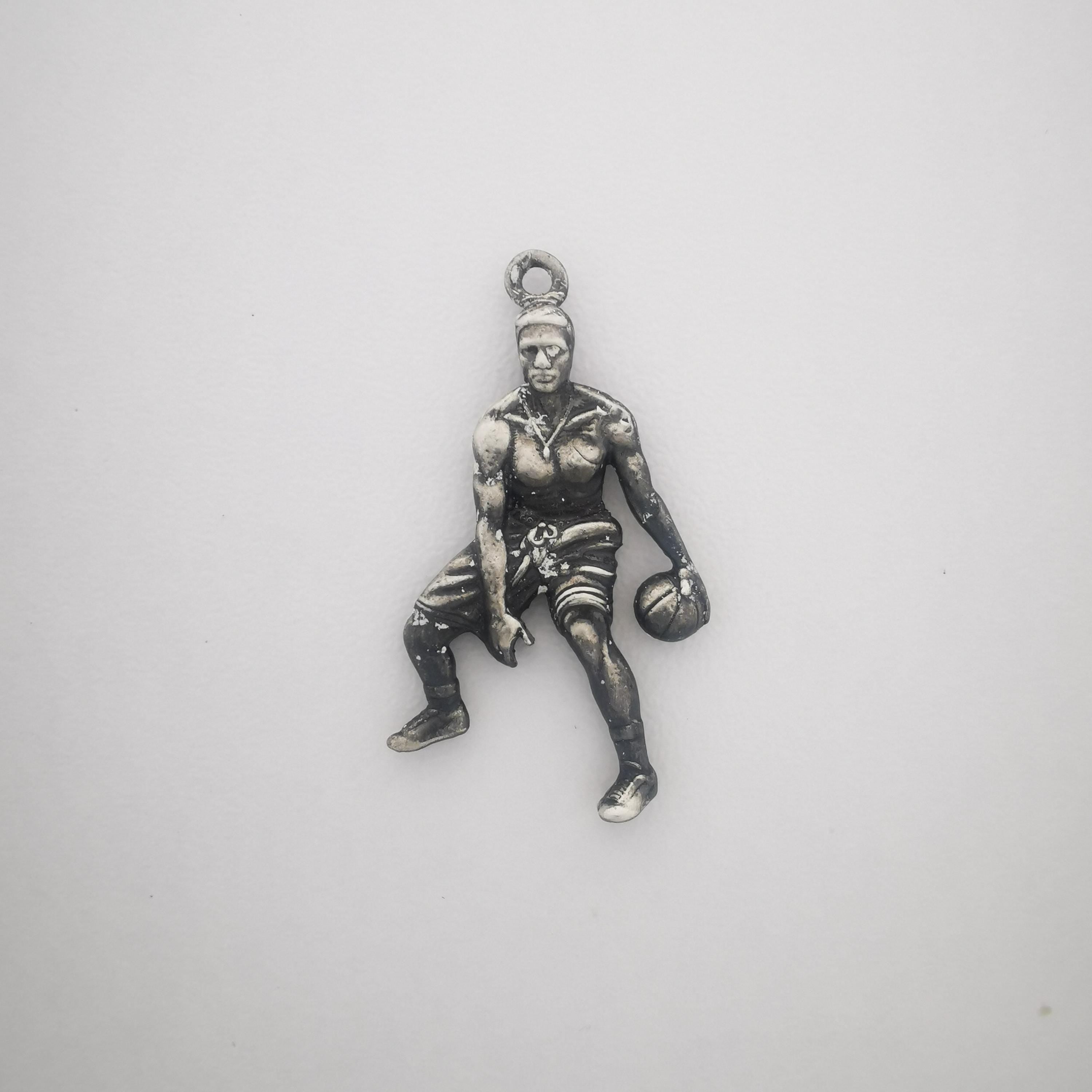 Баскетбол – Мъжки спортен медальон от сребро 925 с винтидж покритие – Ръчно изработено бижу талисман за баскетболисти и фенове – Идеален подарък за спортист, треньор или почитател – SSJ
