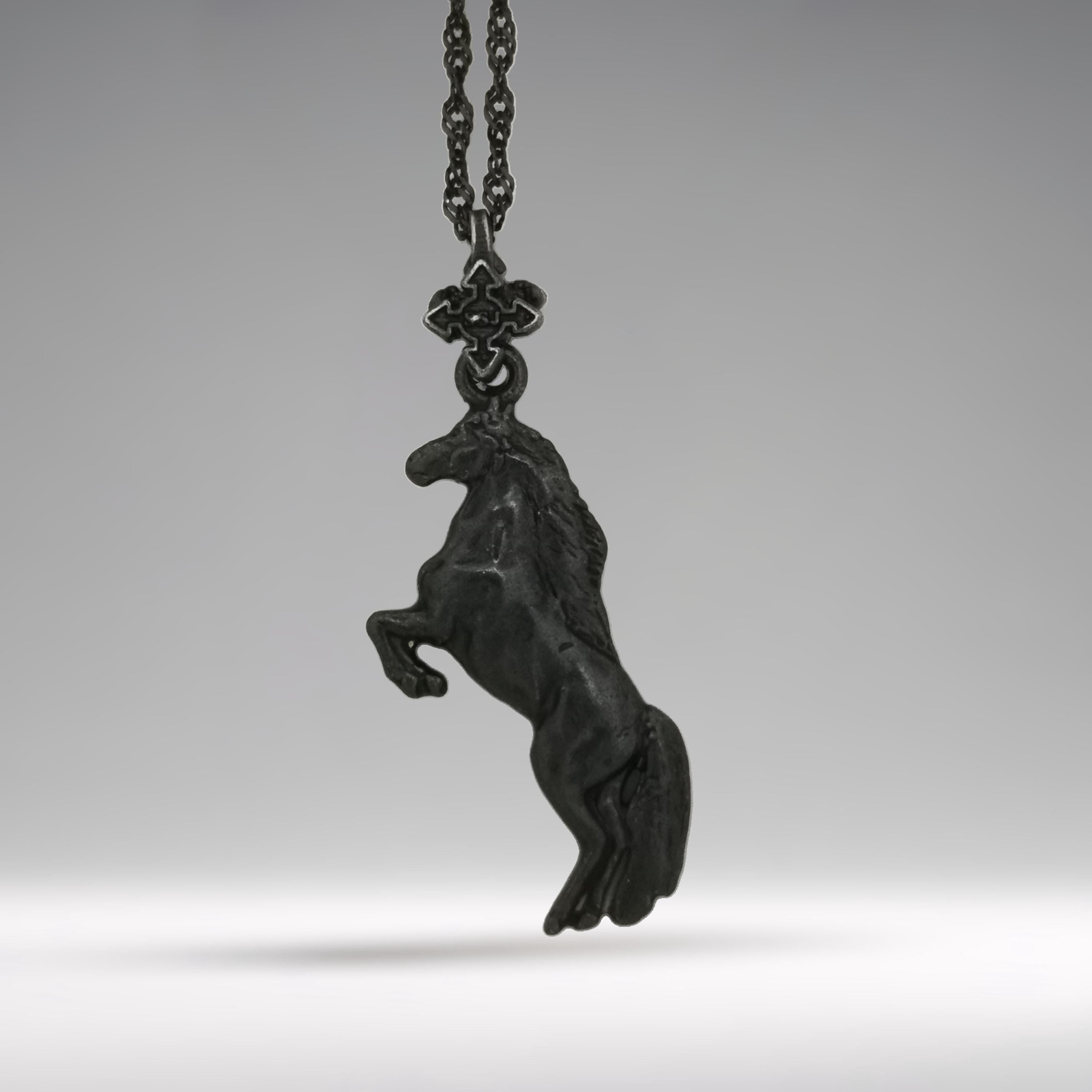 Кон – Мъжки спортен медальон – Оксидирано сребро 925 – Ръчно изработено бижу/талисман конен спорт – Идеален подарък – SSJ