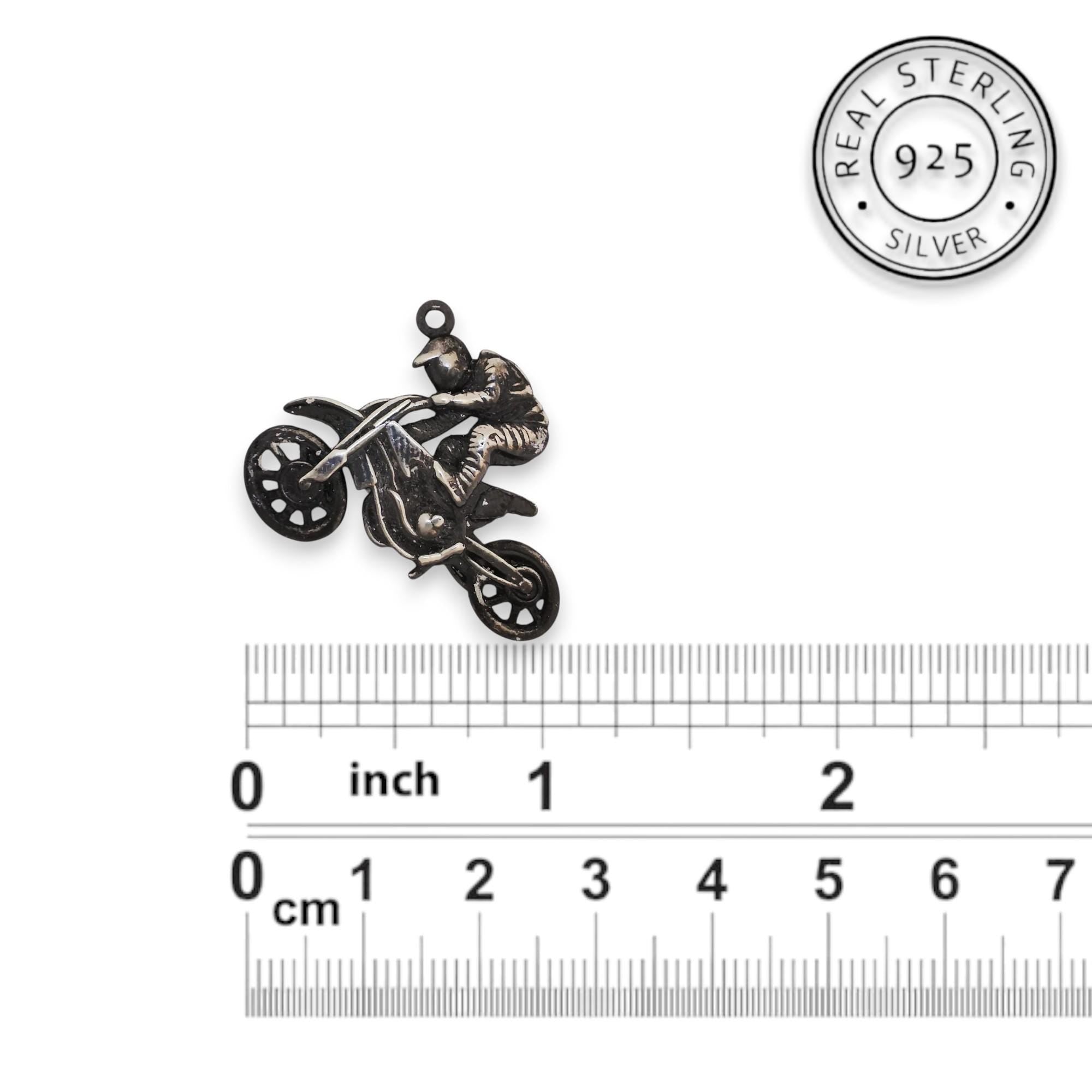 Мотокрос скок – Мъжки спортен медальон от сребро 925 с винтидж покритие – Ръчно изработено спортно бижу – Идеален подарък за мъж, фен на мотокроса – SSJ