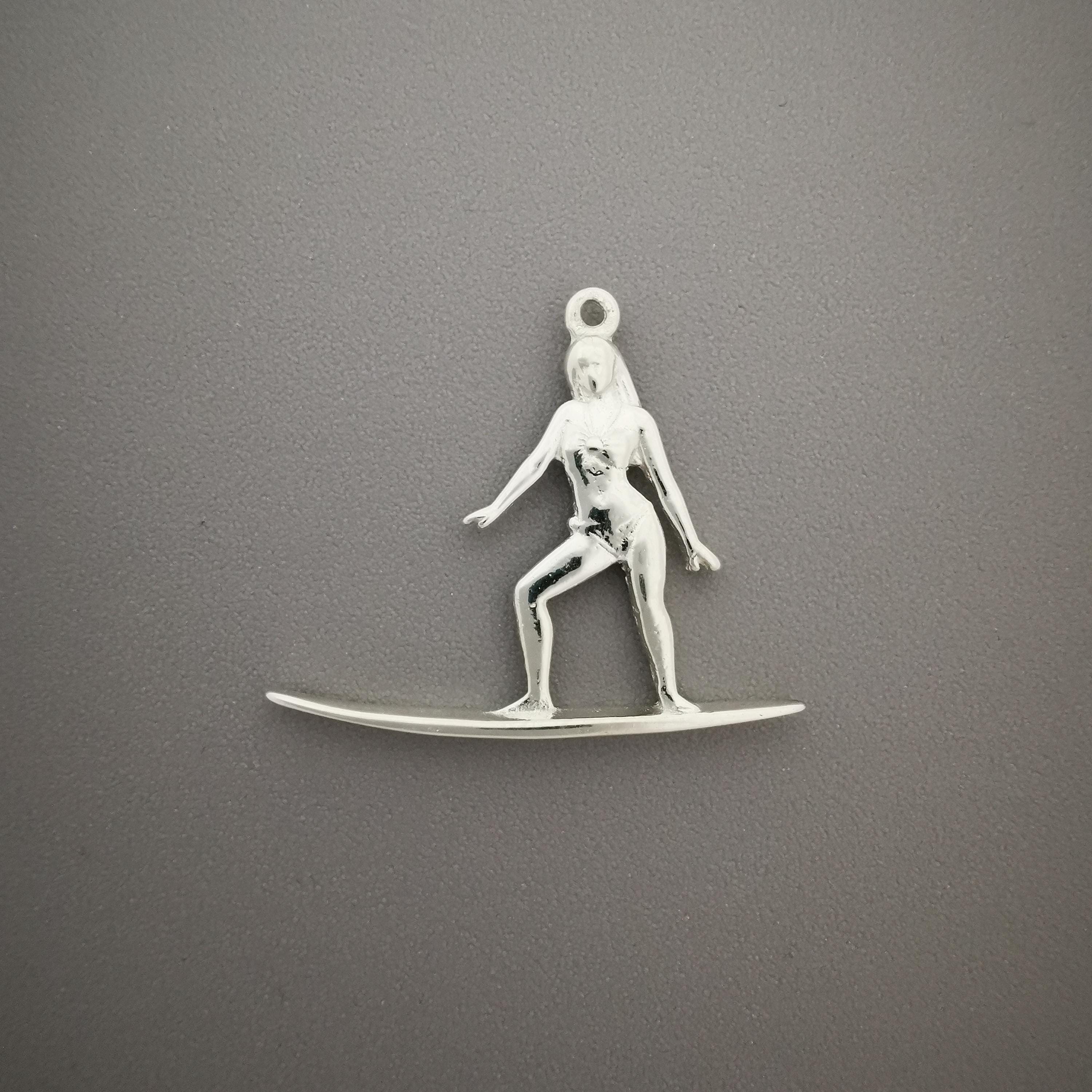 Сърфистка – Дамски спортен медальон от сребро 925 с класическо покритие – Ръчно изработено спортно бижу – Идеален подарък за жена, фенка на сърфа – SSJ