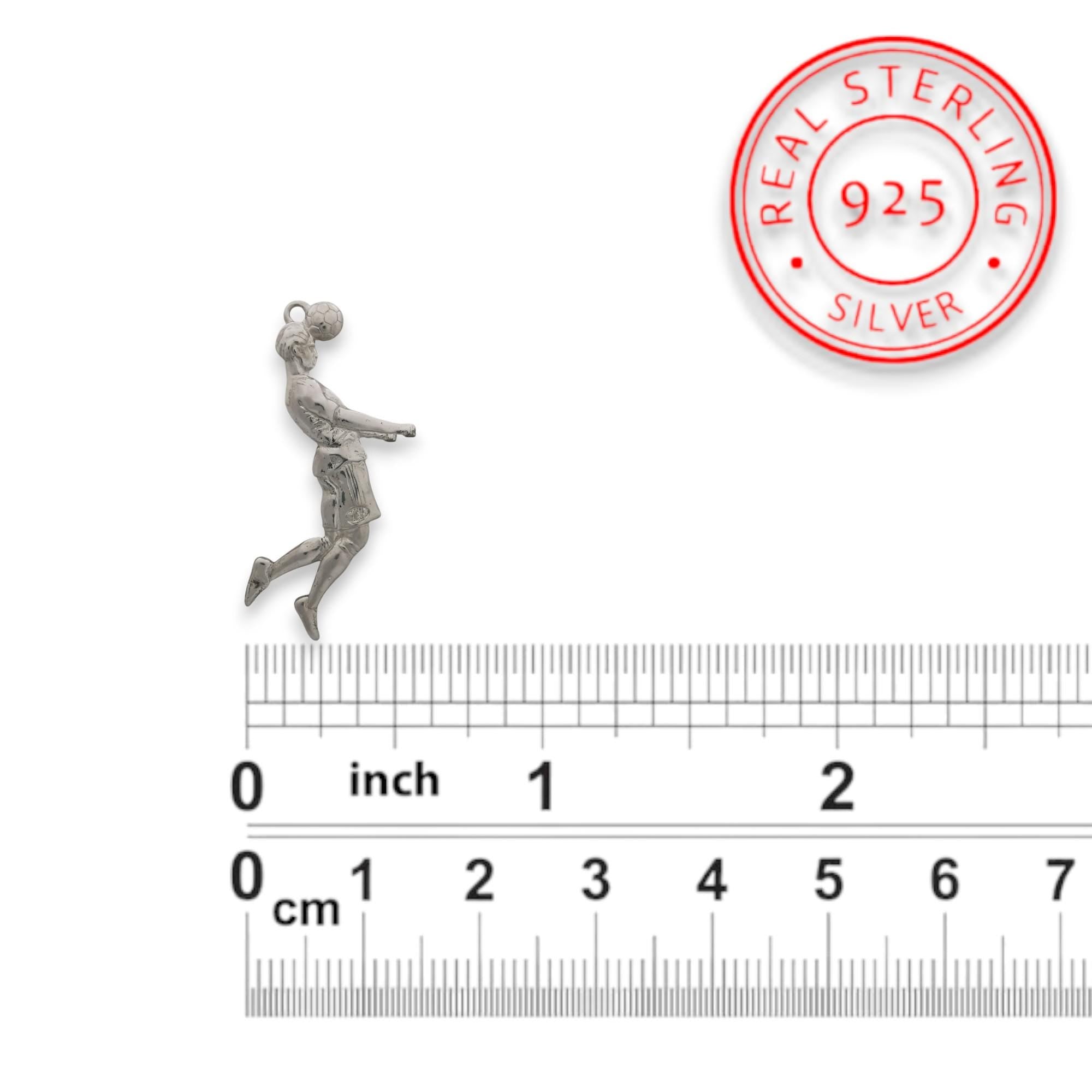 Футболист (удар с глава) – Мъжки спортен медальон от сребро 925 с класическо покритие – Ръчно изработено спортно бижу – Идеален подарък за мъж, фен на футбола – SSJ