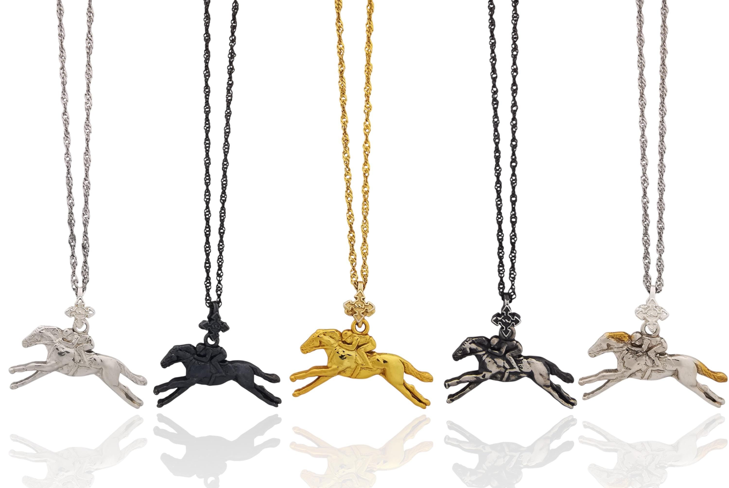 Конни надбягвания – Мъжки медальон „Жокей на състезателен кон“ – Винтидж покритие – Сребро 925 – Ръчно изработено спортно бижу/талисман за конен спорт – Идеален подарък за мъж – SSJ
