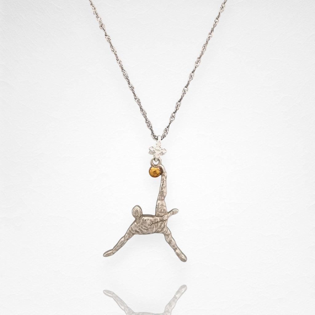 Футболист (задна ножица) – Мъжки спортен медальон от сребро 925 с частично позлатено покритие – Ръчно изработено спортно бижу – Идеален подарък за мъж, фен на футбола – SSJ