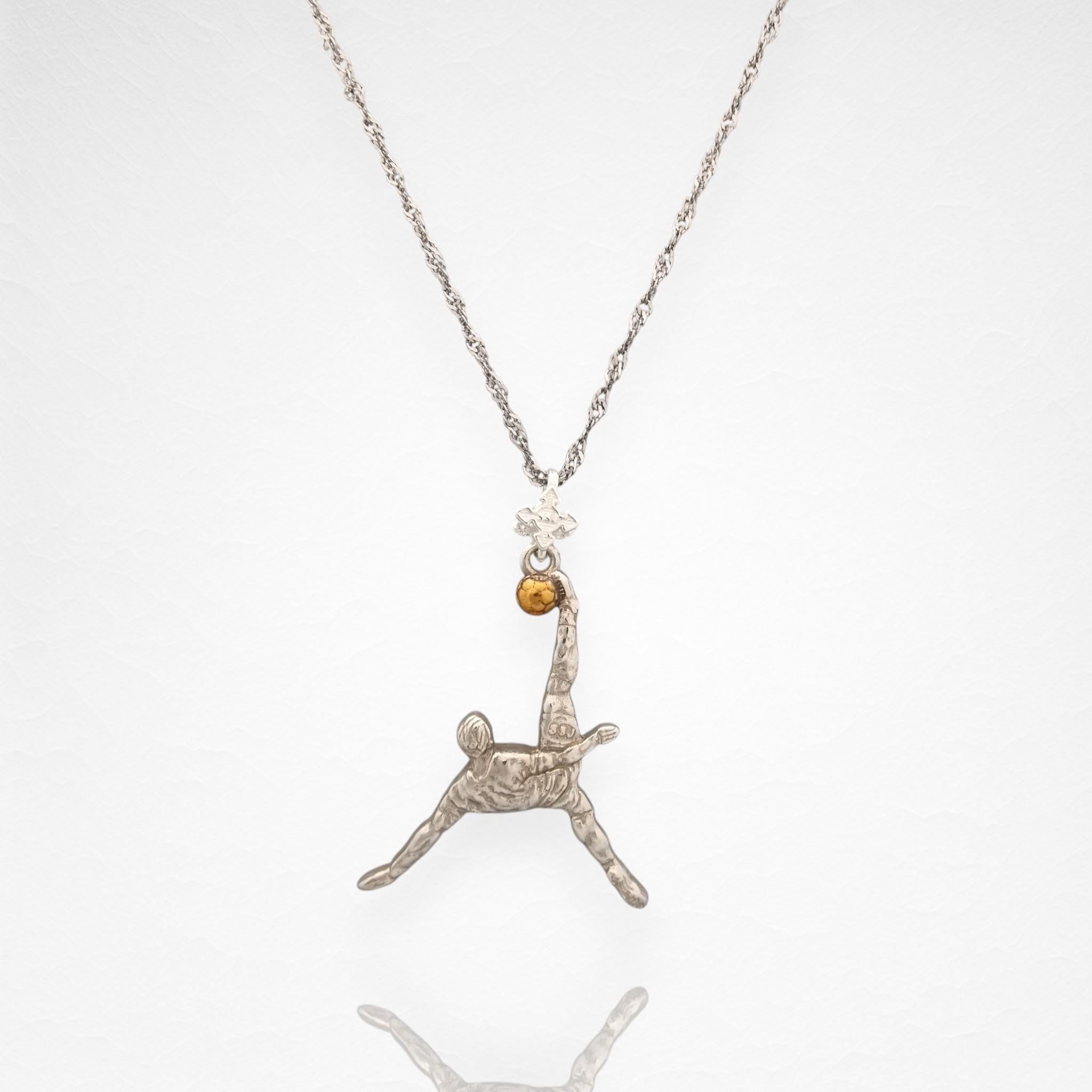 Футболист (задна ножица) – Мъжки спортен медальон от сребро 925 с частично позлатено покритие – Ръчно изработено спортно бижу – Идеален подарък за мъж, фен на футбола – SSJ